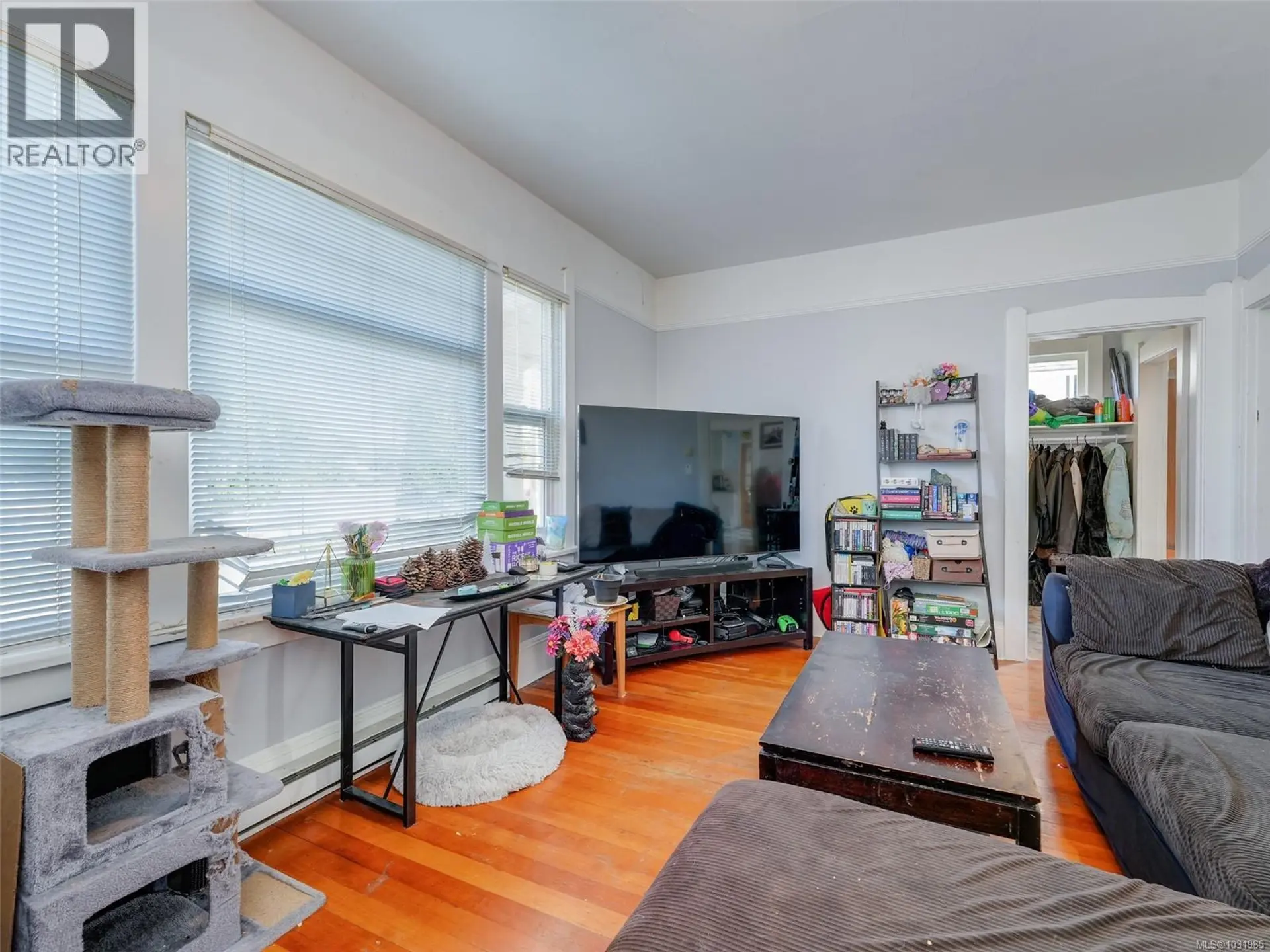 Property at 951 CALEDONIA AVE, Victoria, BC