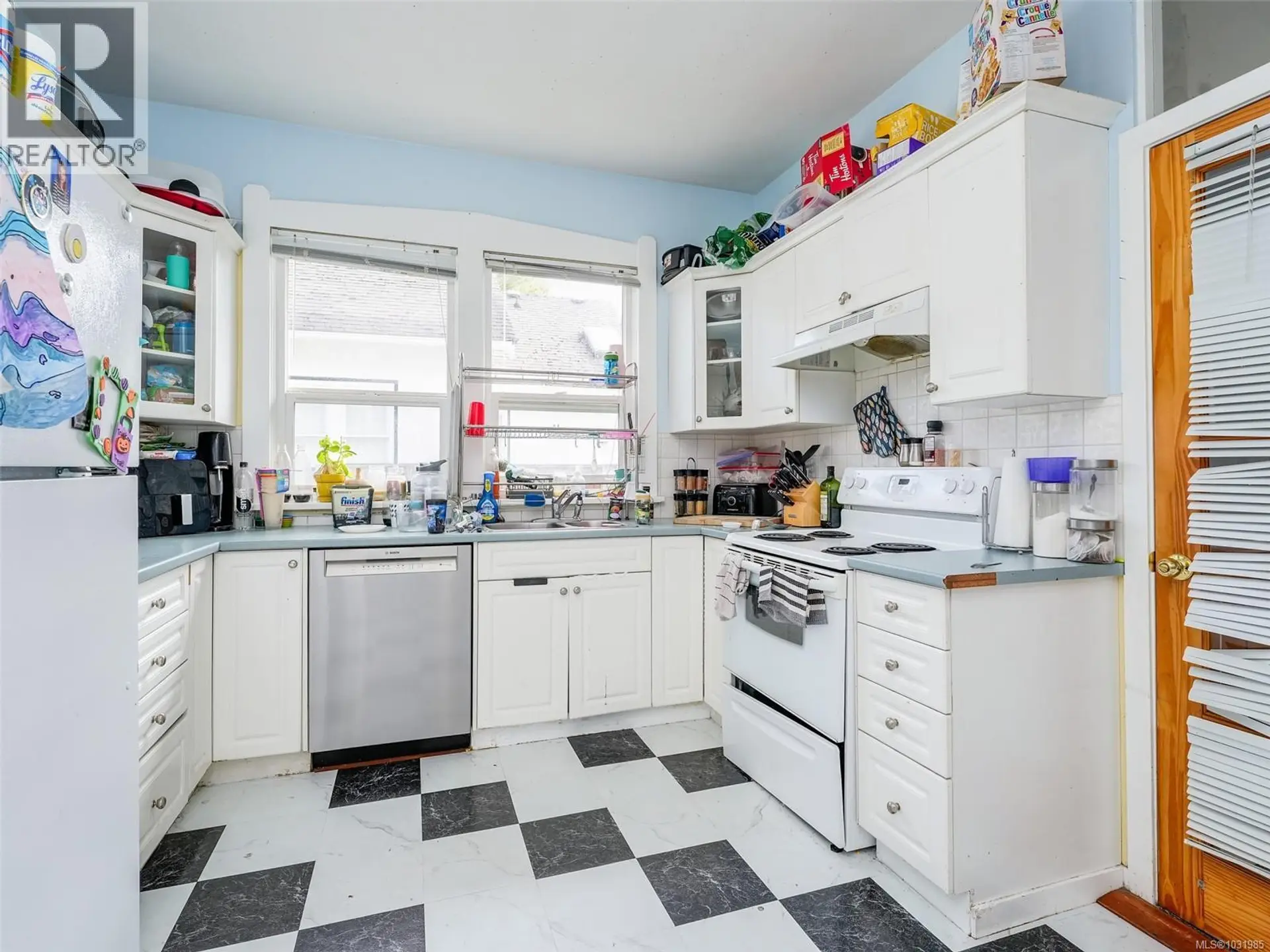 Property at 951 CALEDONIA AVE, Victoria, BC