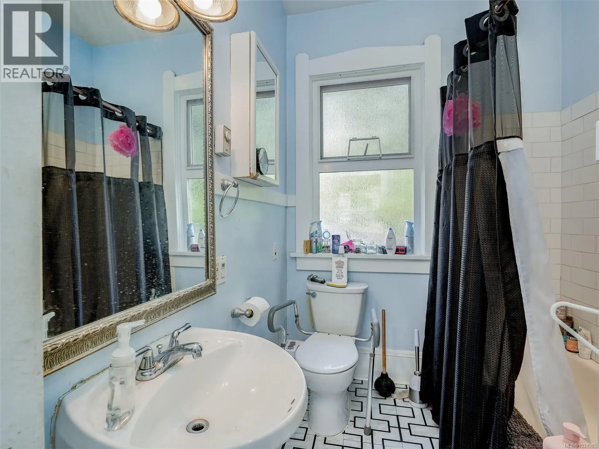 Property at 951 CALEDONIA AVE, Victoria, BC