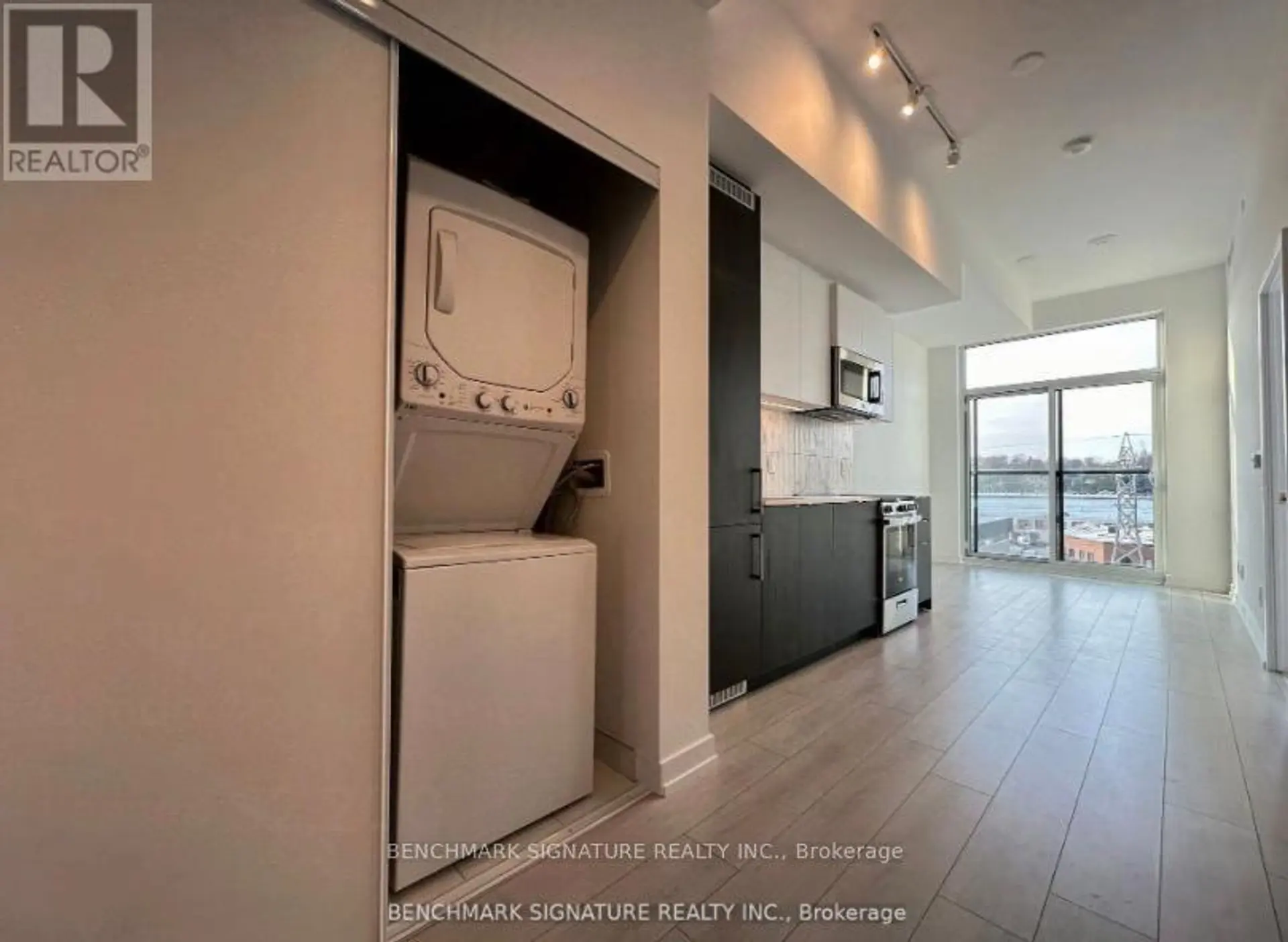 #709 500 DUPONT STREET - Image 3