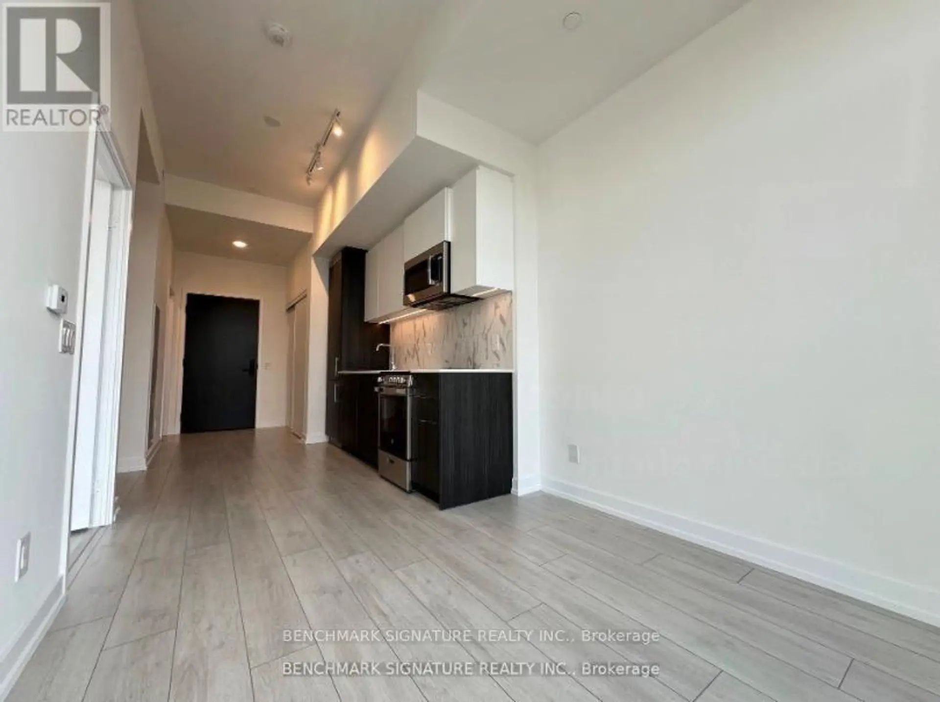 #709 500 DUPONT STREET - Image 5