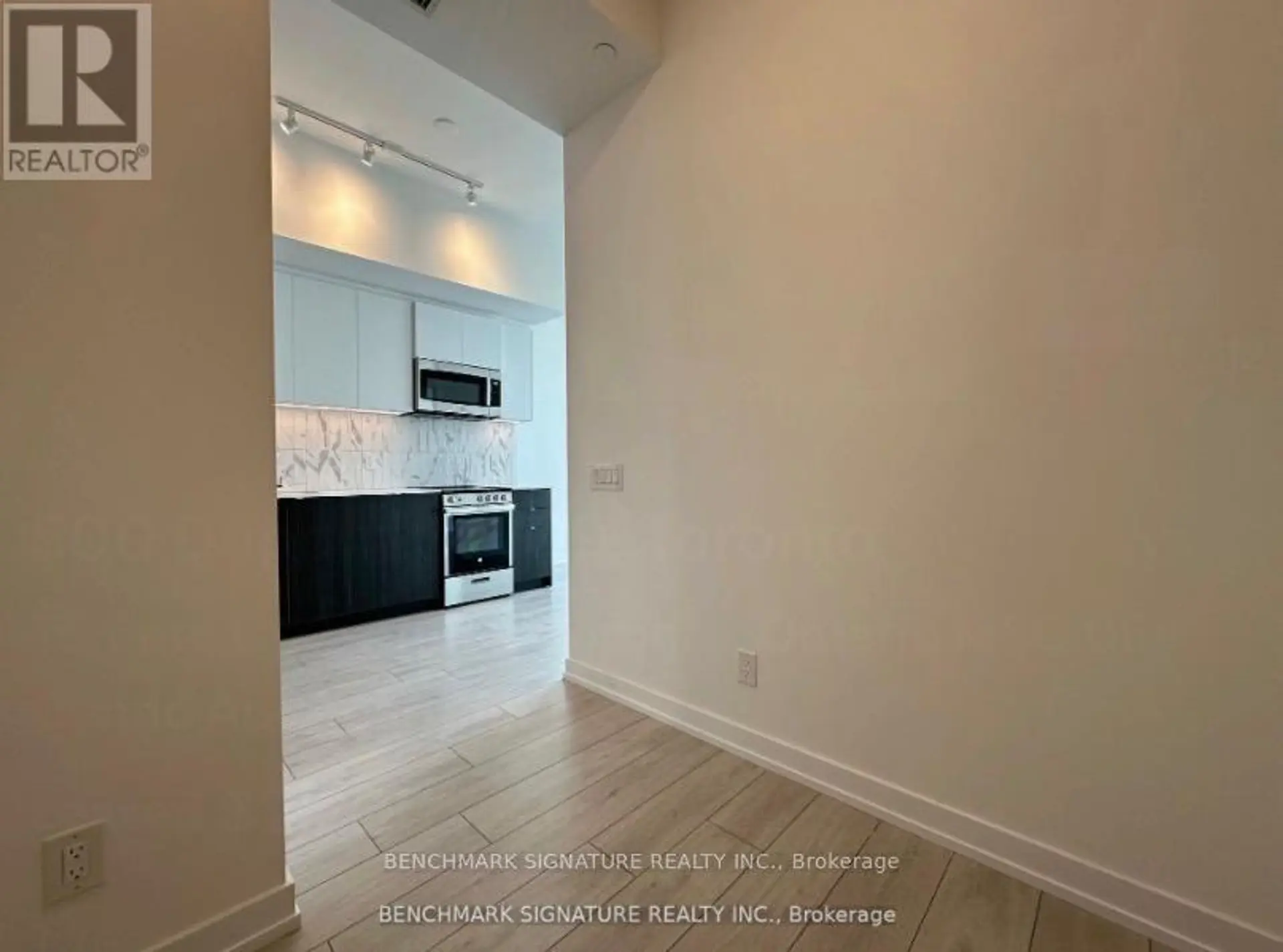 #709 500 DUPONT STREET - Image 9
