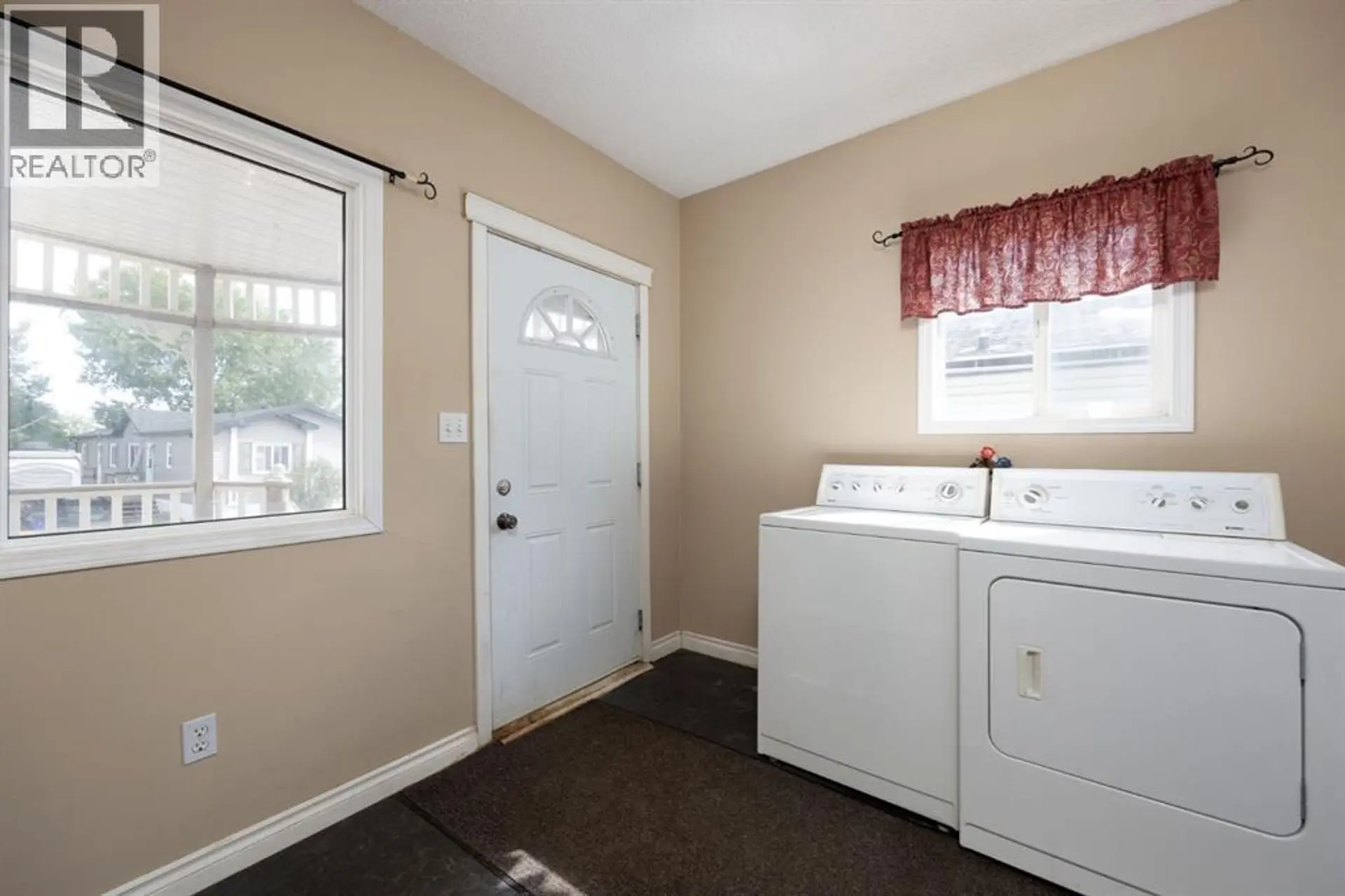 368 GREY CRESCENT - Image 2