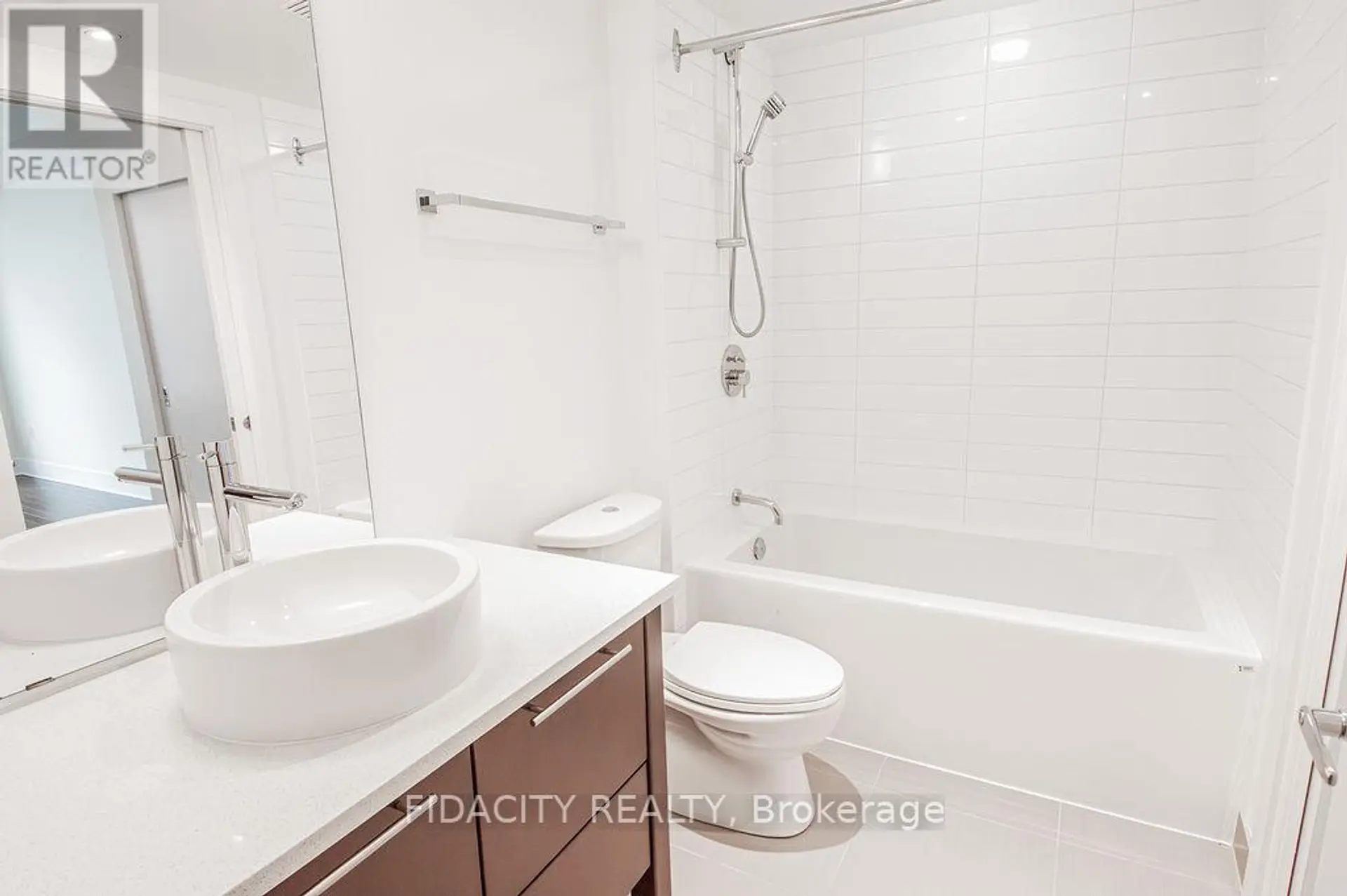#320 101 RICHMOND ROAD - Image 9