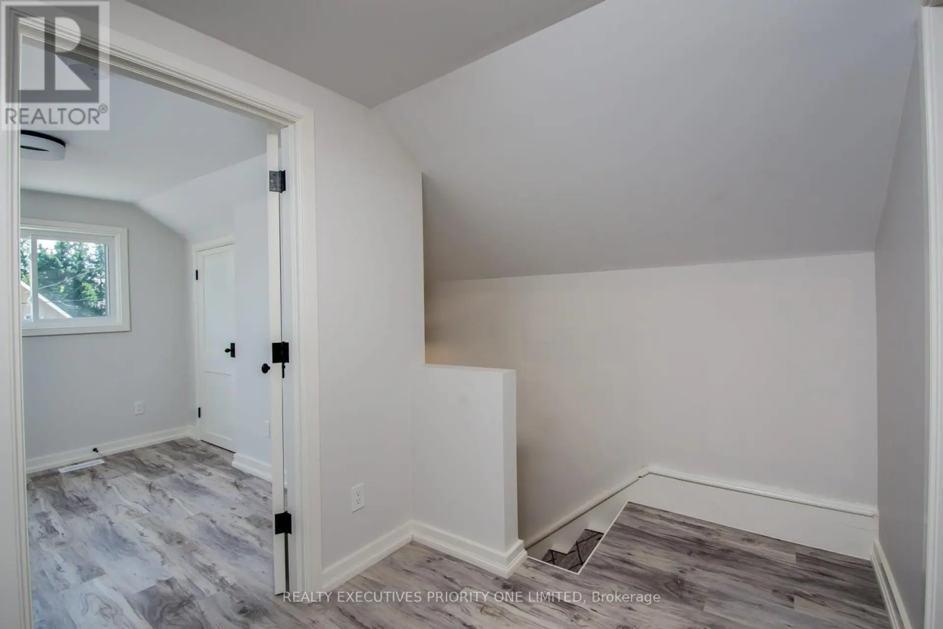 152 MAIN STREET W - Image 11