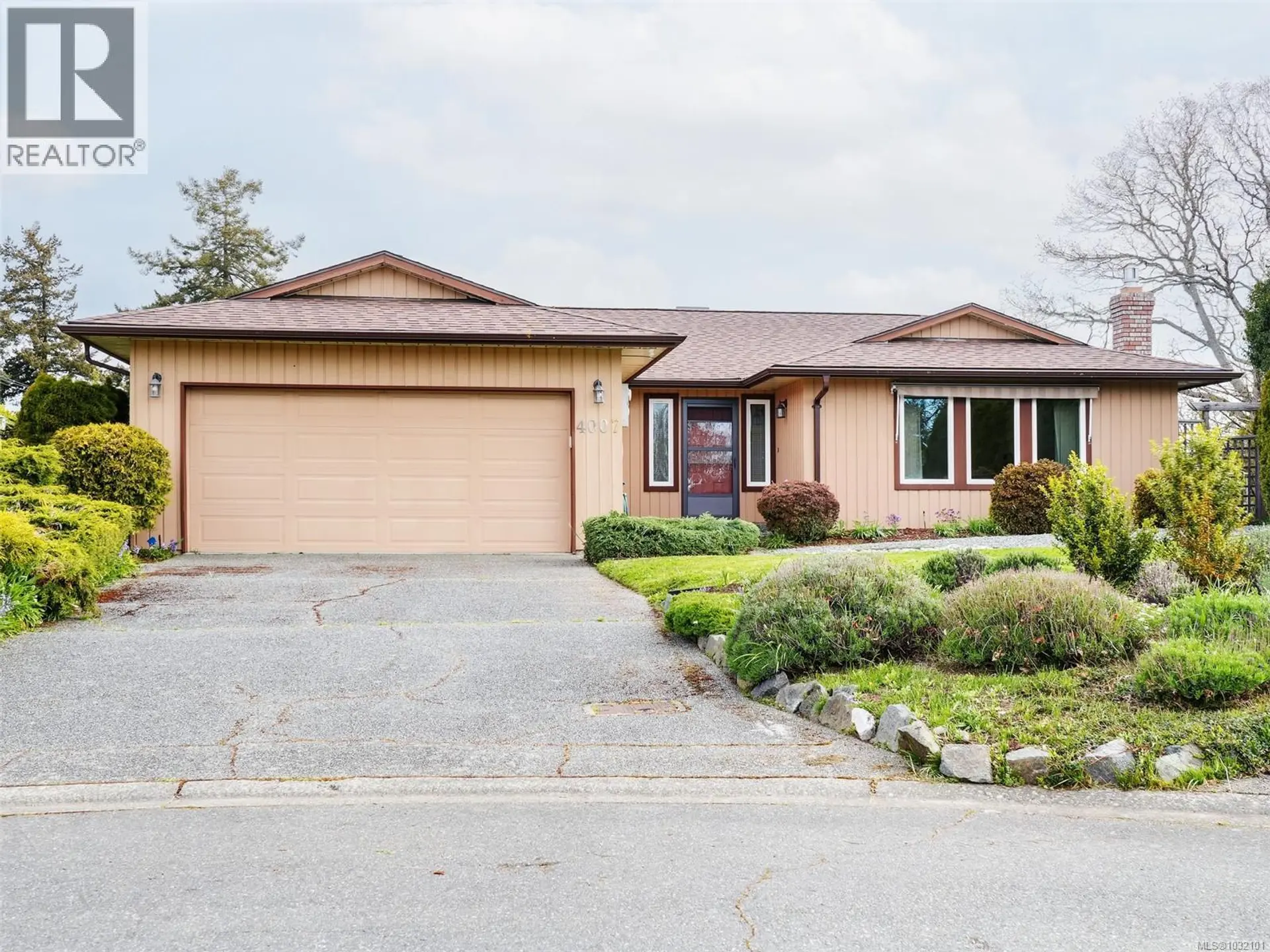 Property at 4007 Hollyridge Pl, Saanich, BC