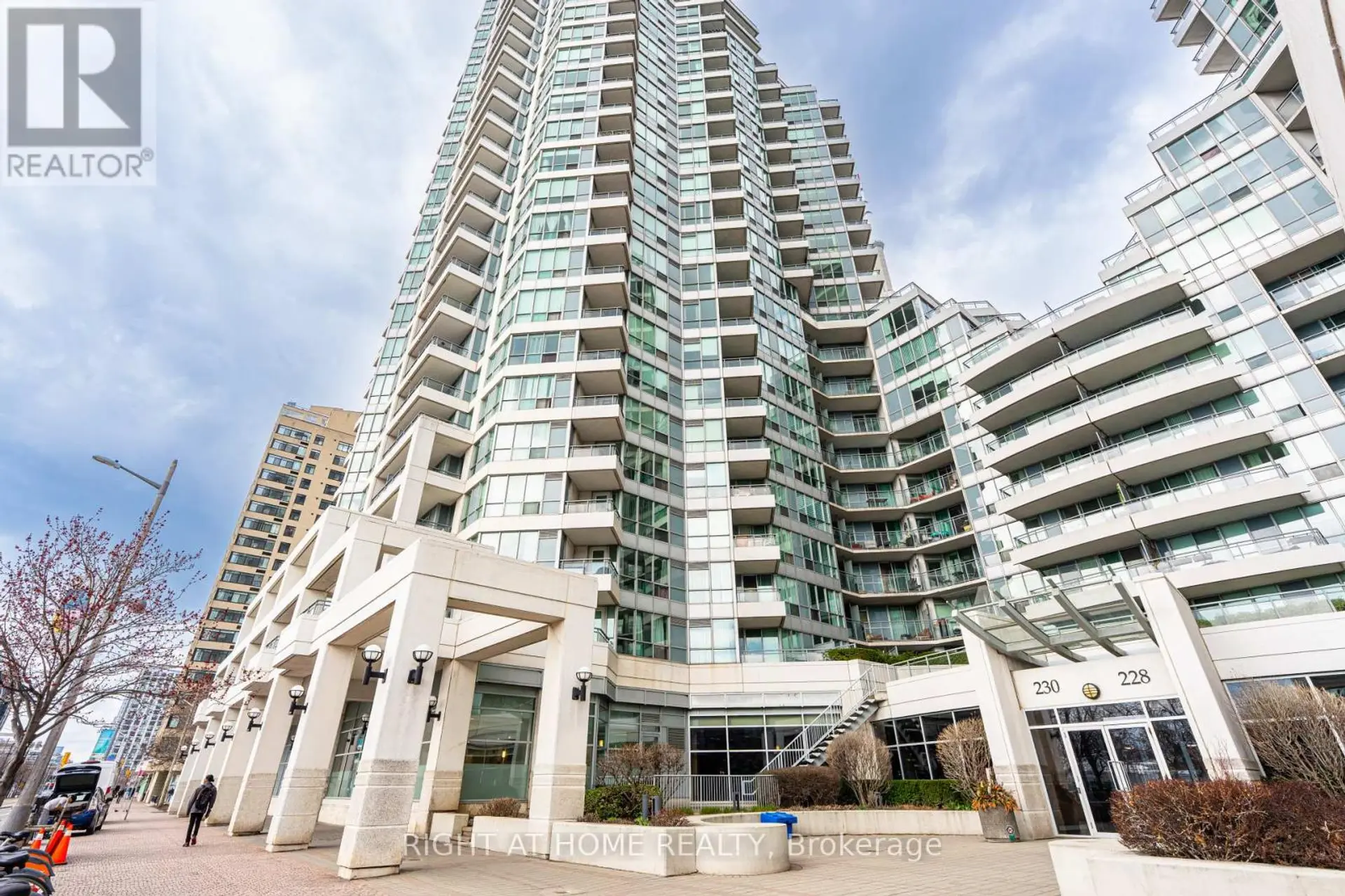 #918 230 QUEENS QUAY W - Image 1