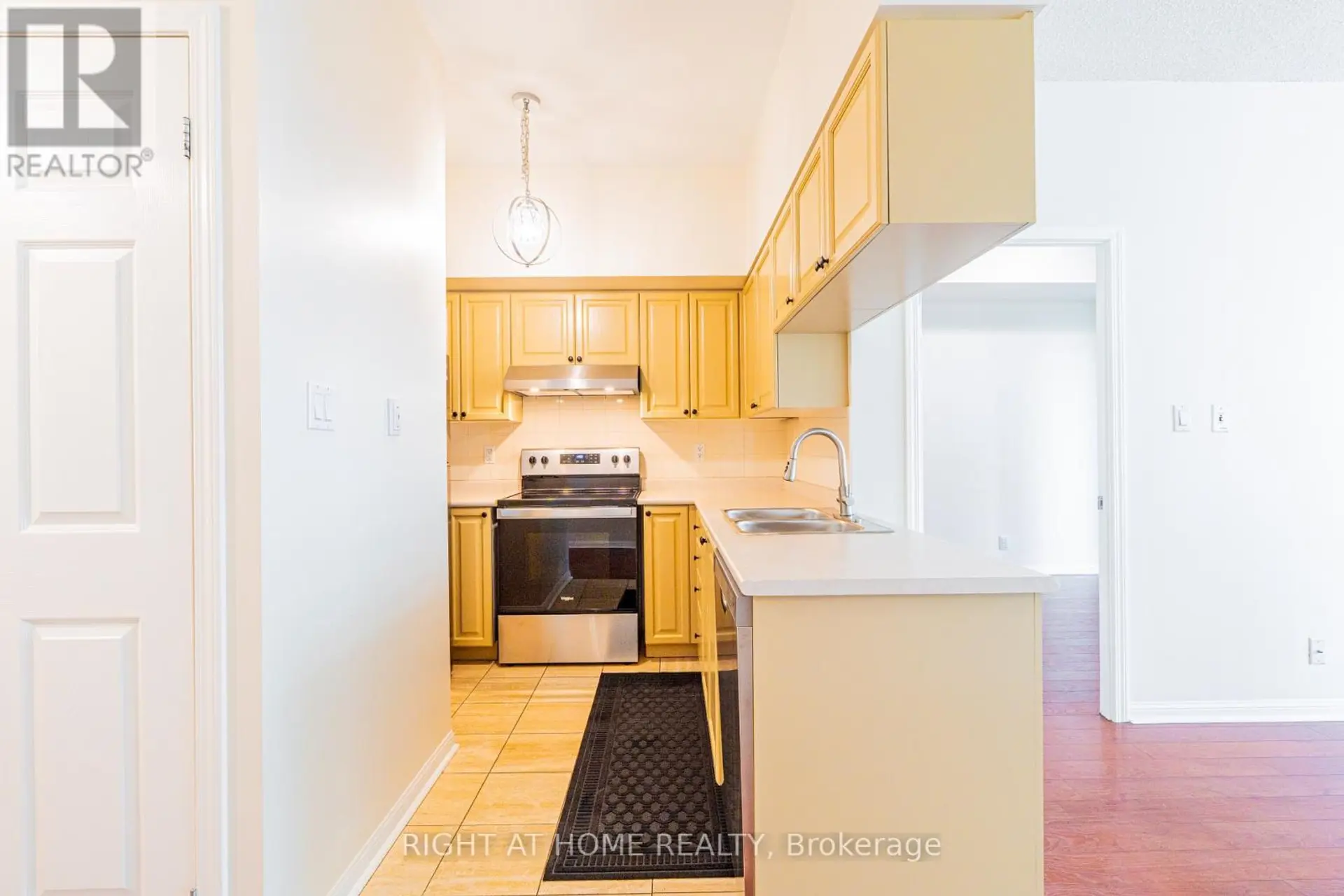 #918 230 QUEENS QUAY W - Image 4