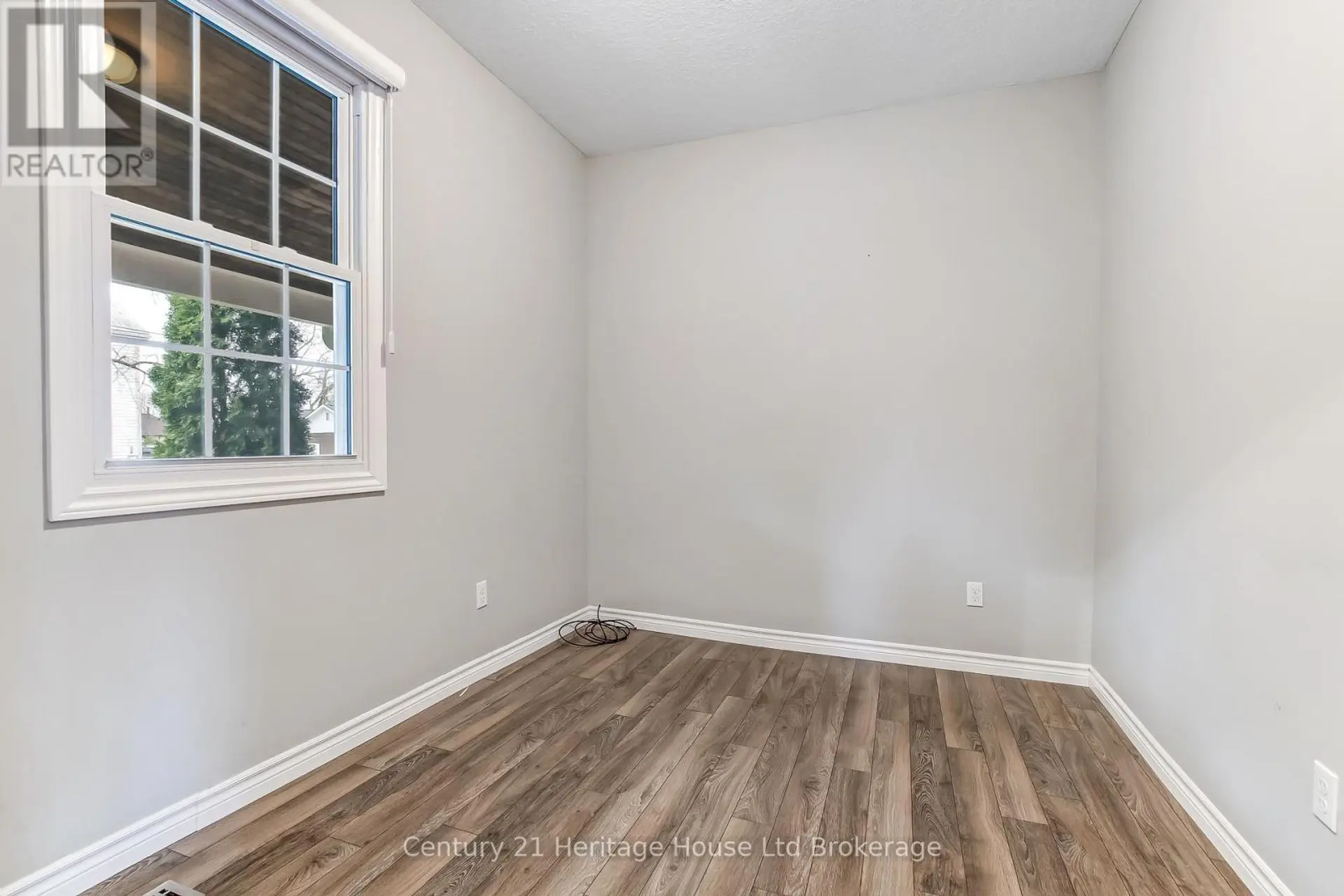 137 WONHAM STREET S - Image 11