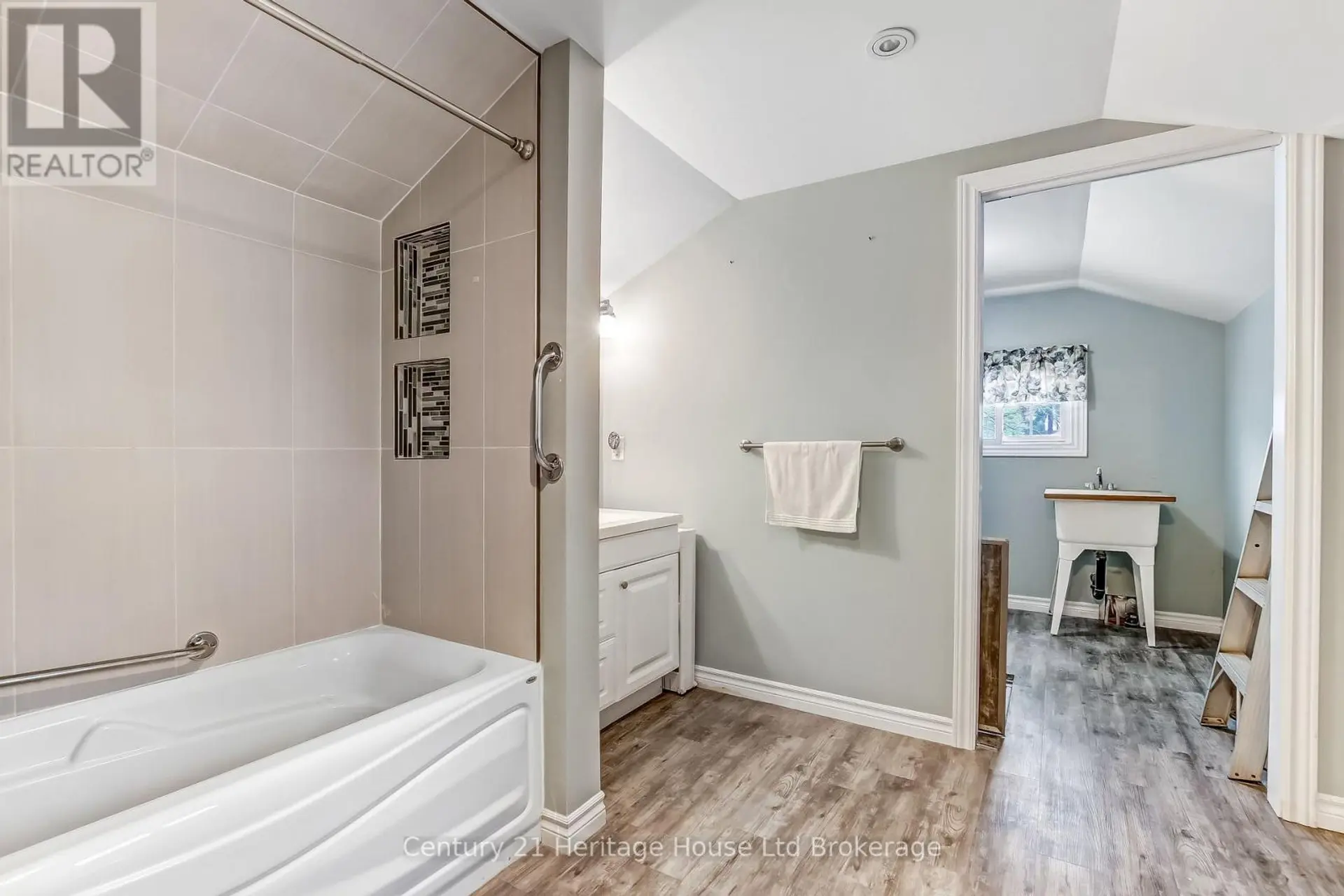 137 WONHAM STREET S - Image 13
