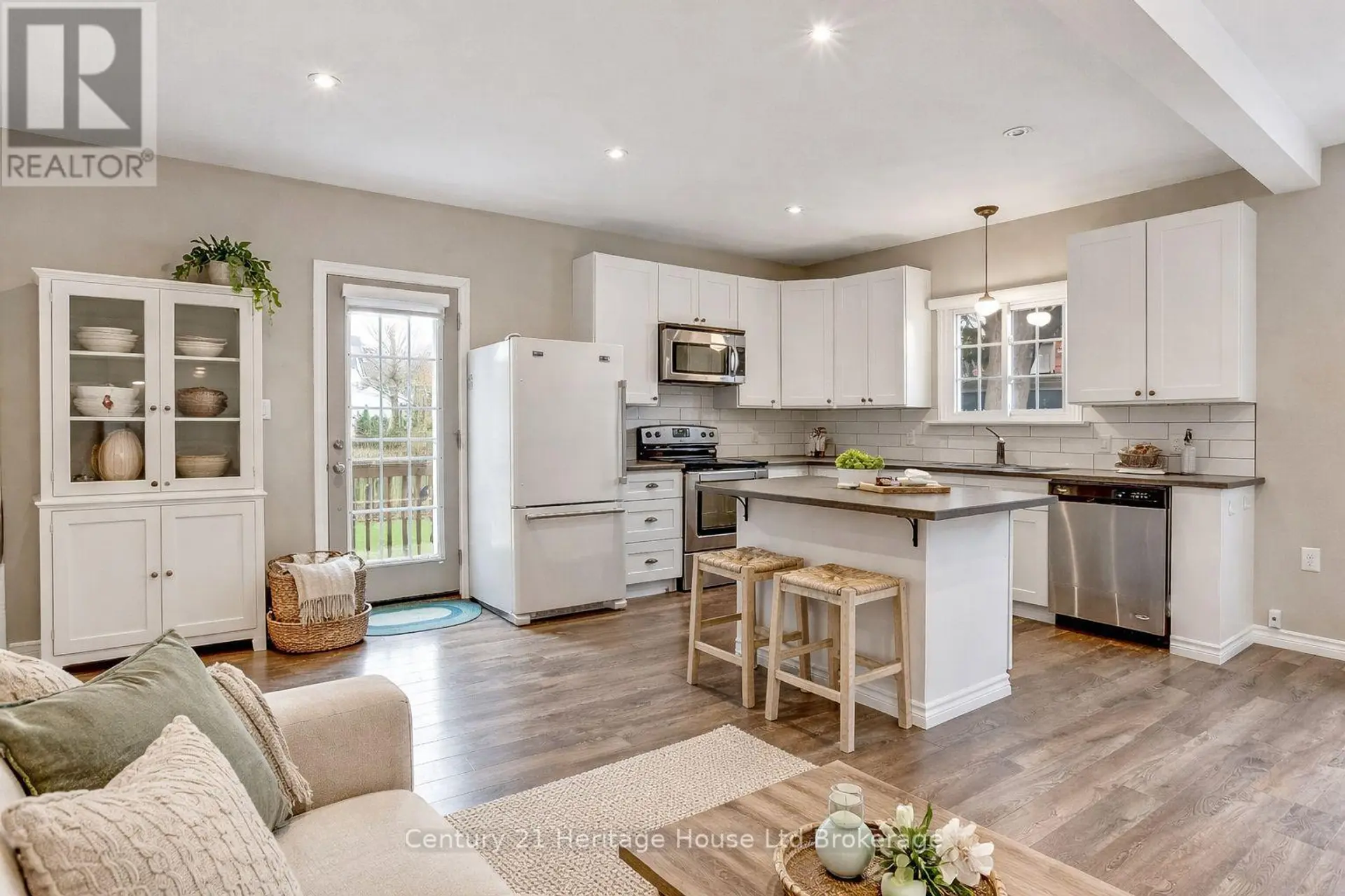 137 WONHAM STREET S - Image 4