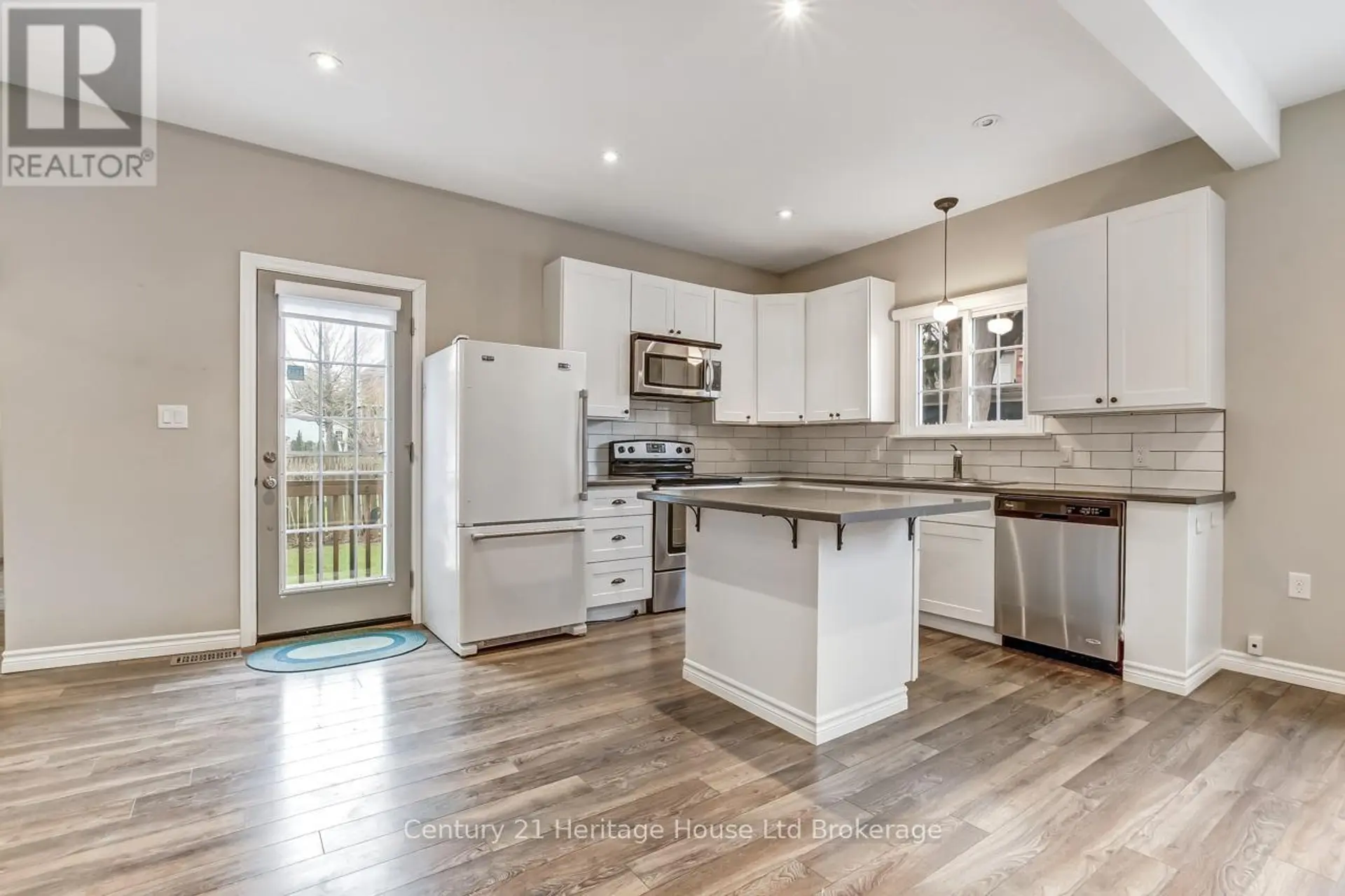 137 WONHAM STREET S - Image 8
