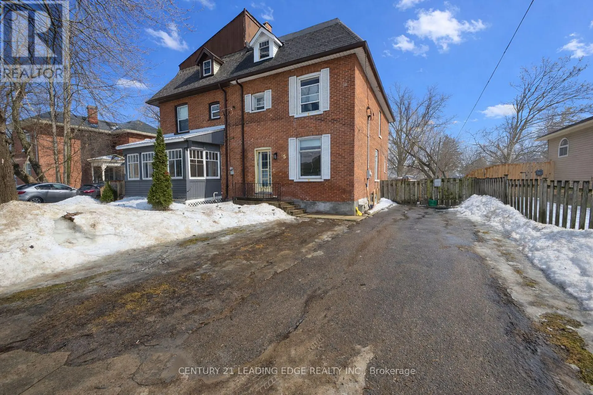 15 GEORGE STREET N - Image 1