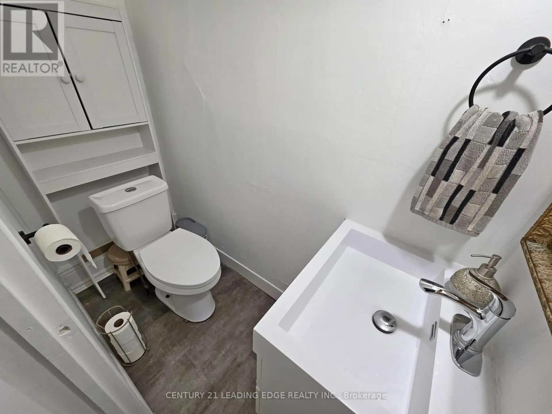 15 GEORGE STREET N - Image 9