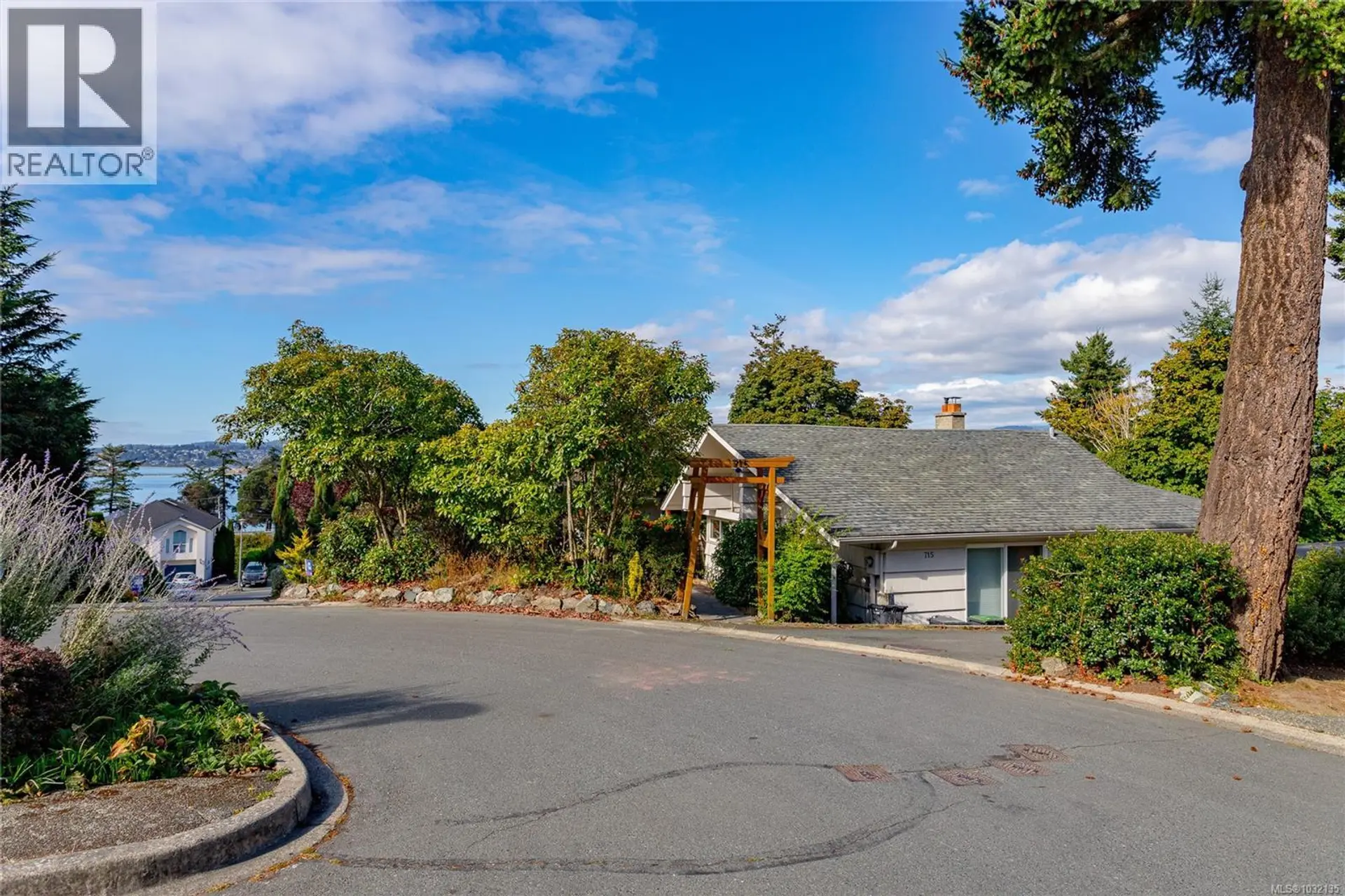 Property at 715 LUSCOMBE PL, Esquimalt, BC