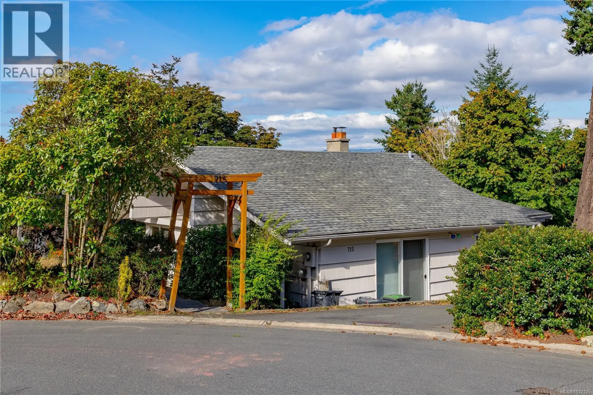 Property at 715 LUSCOMBE PL, Esquimalt, BC