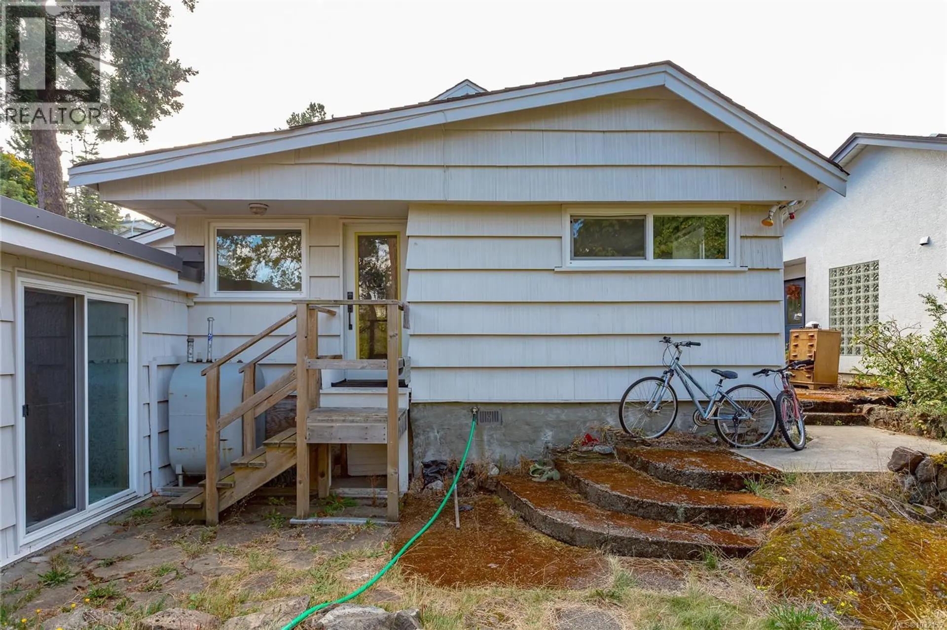 Property at 715 LUSCOMBE PL, Esquimalt, BC