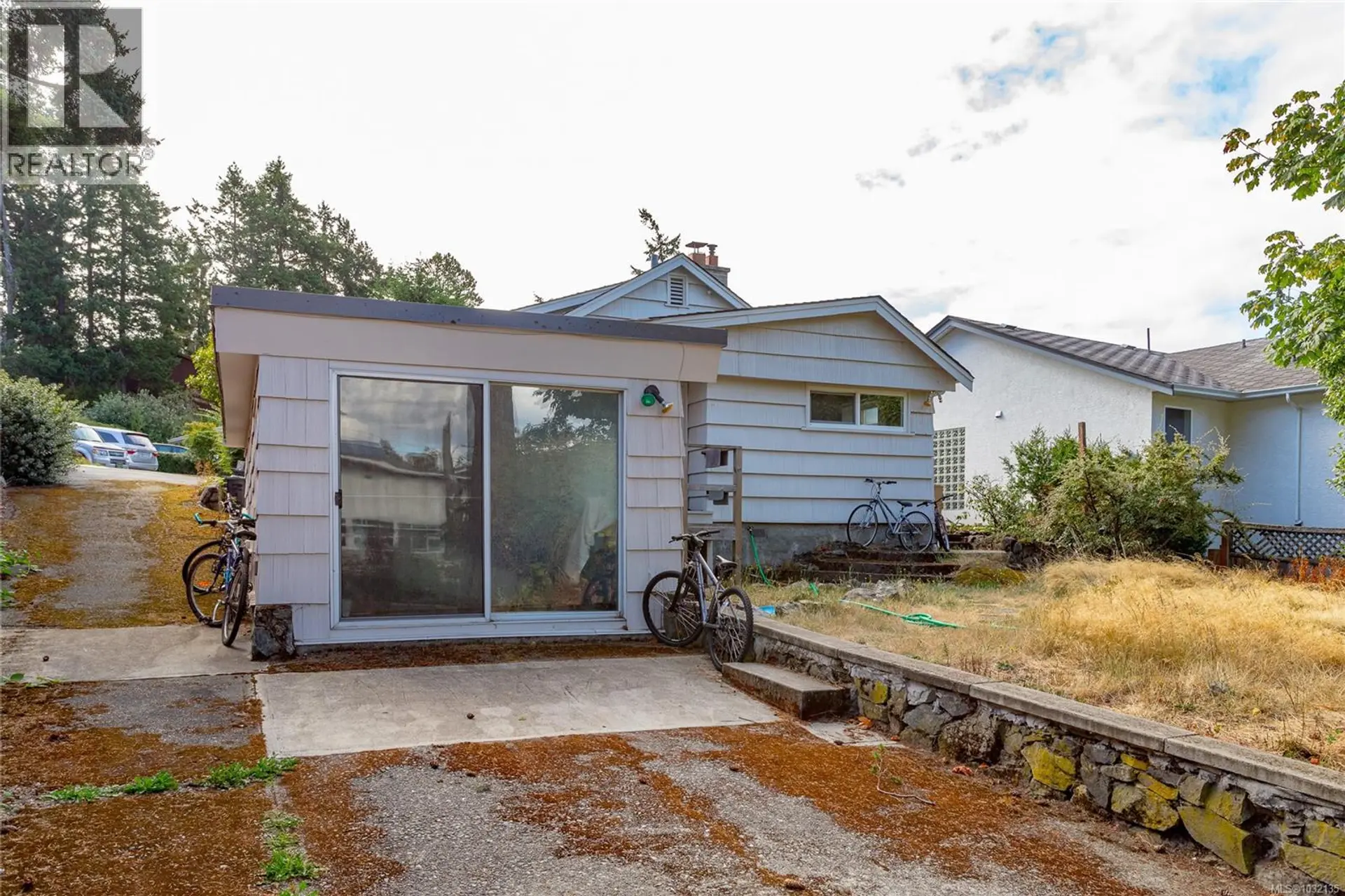 Property at 715 LUSCOMBE PL, Esquimalt, BC