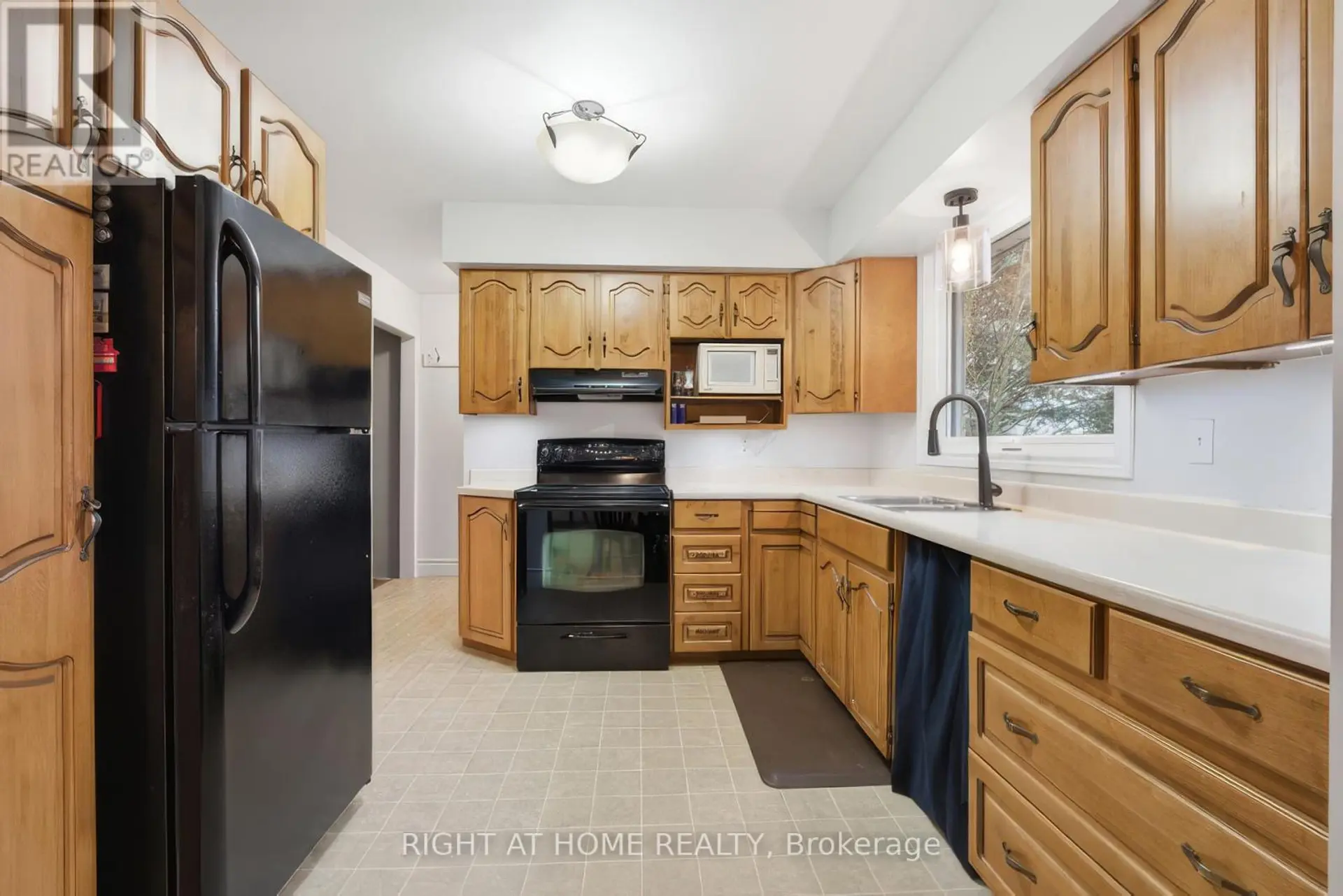 384 COUNTESS STREET N - Image 7