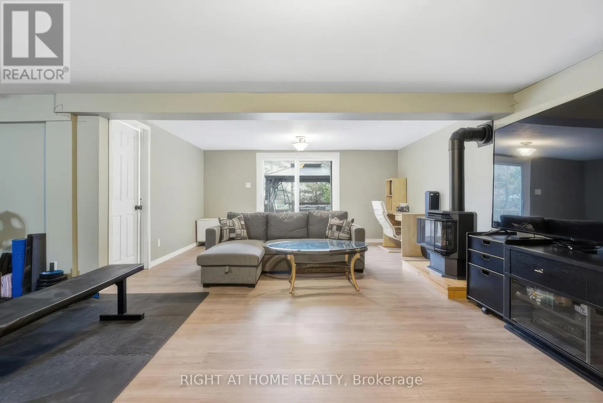 384 COUNTESS STREET N - Image 8