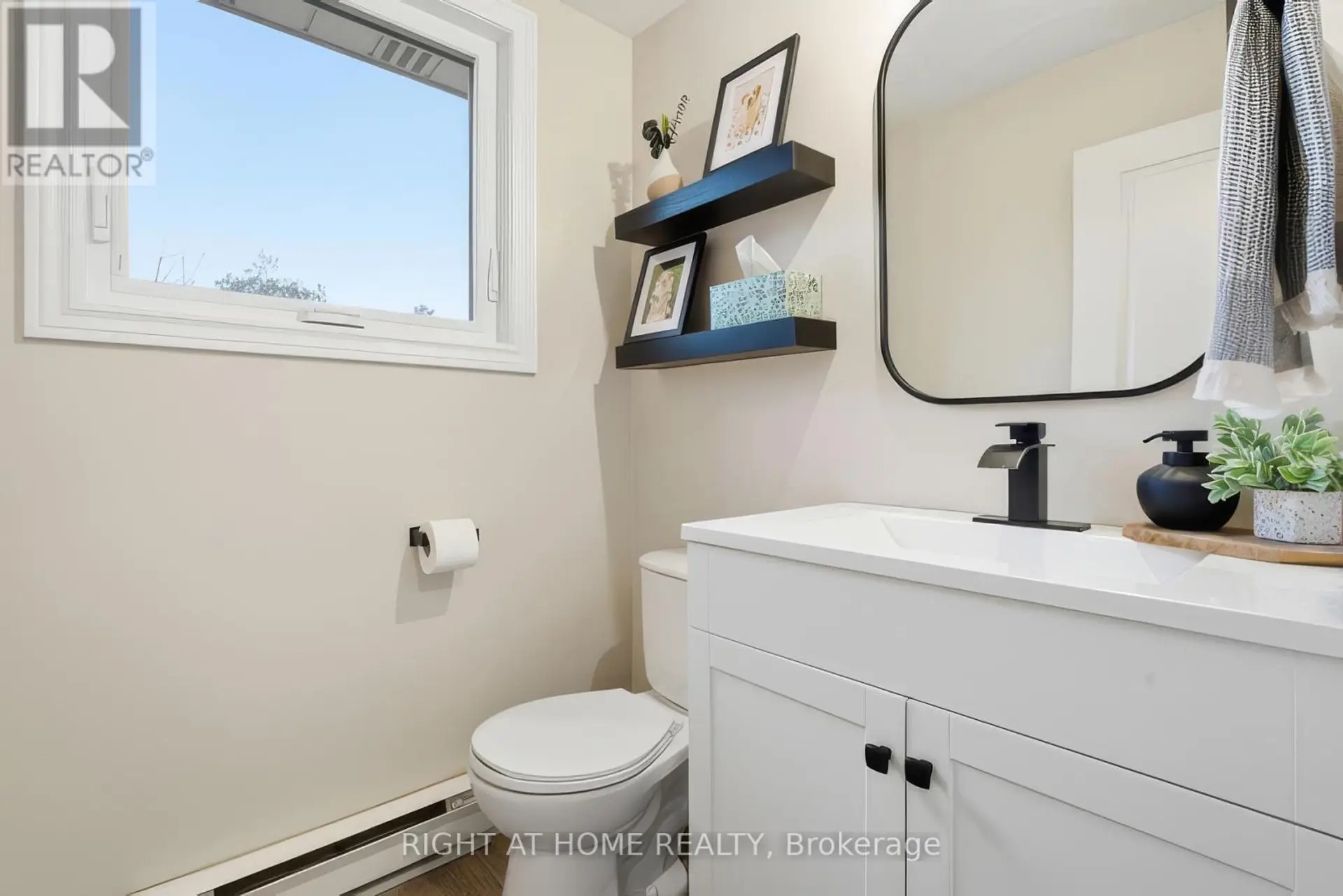 384 COUNTESS STREET N - Image 9