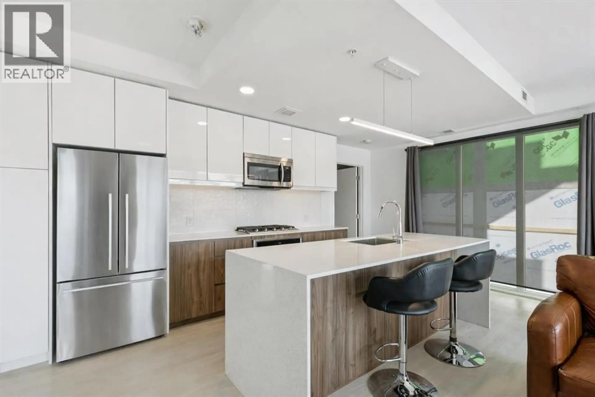 #211 327 9A Street NW - Image 2
