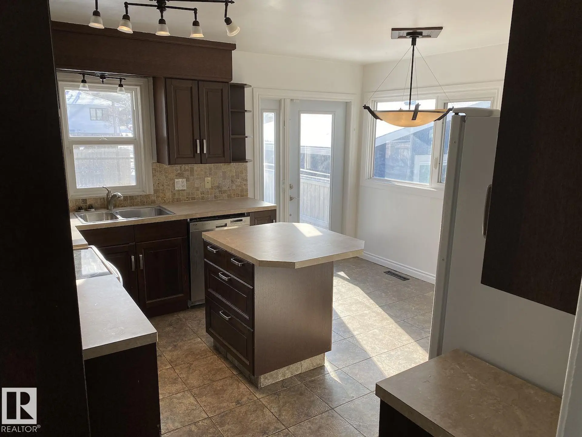 7921 97 AV NW - Image 8