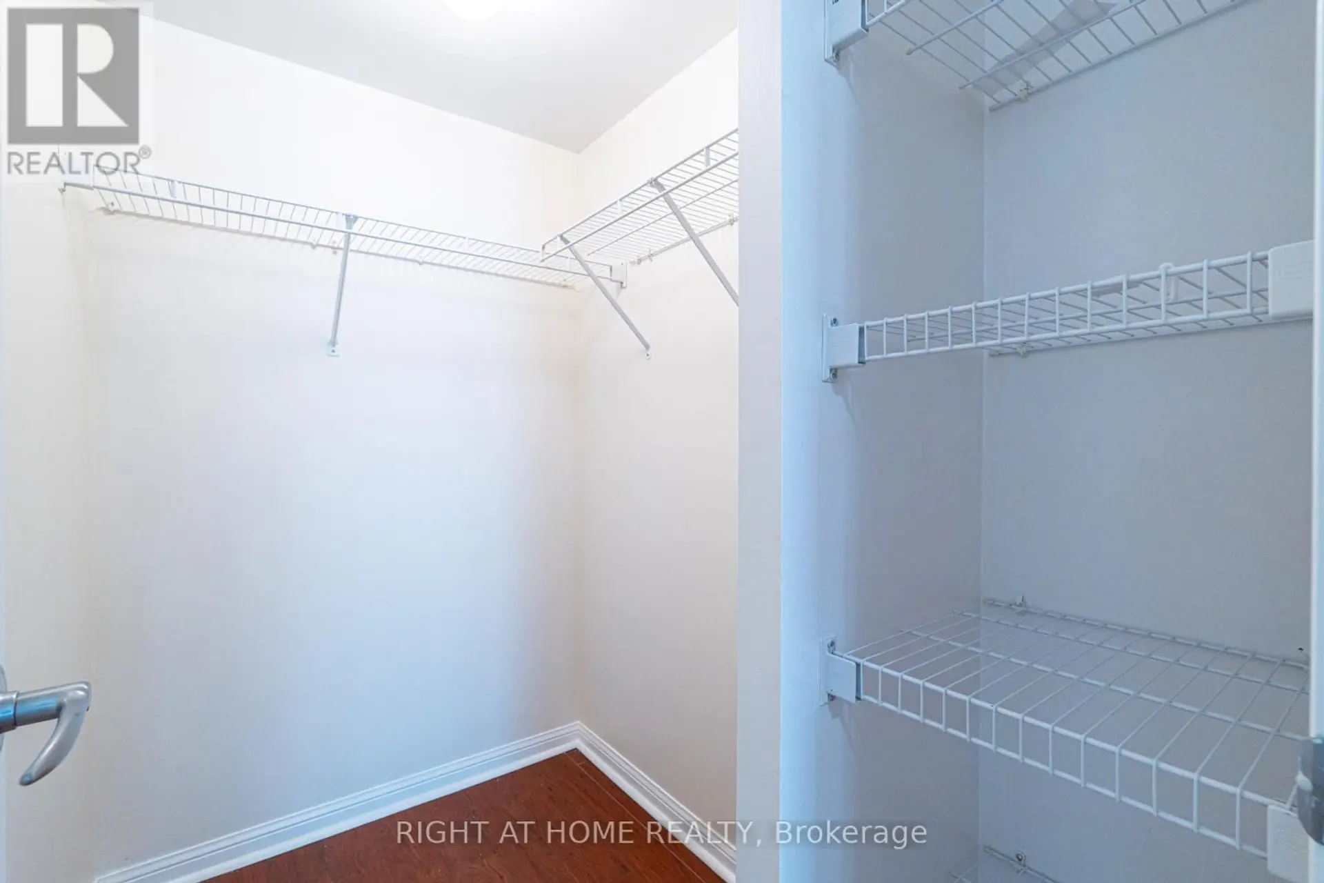 #918 230 QUEENS QUAY W - Image 11
