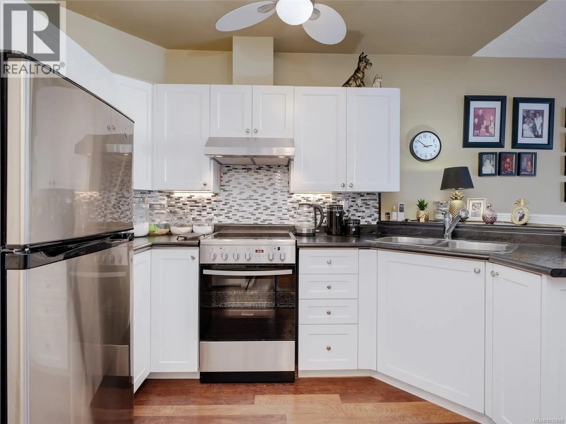 Property at #208 1070 SOUTHGATE ST, Victoria, BC