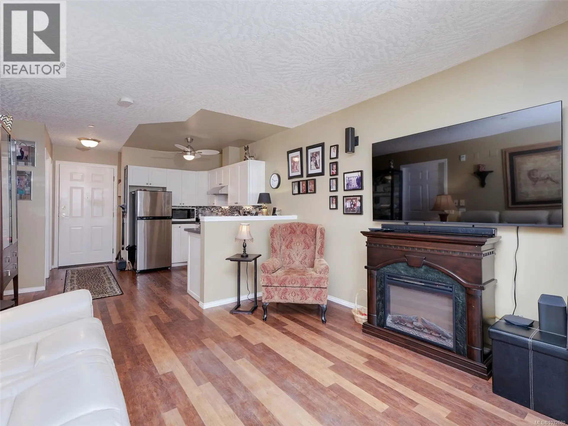 Property at #208 1070 SOUTHGATE ST, Victoria, BC