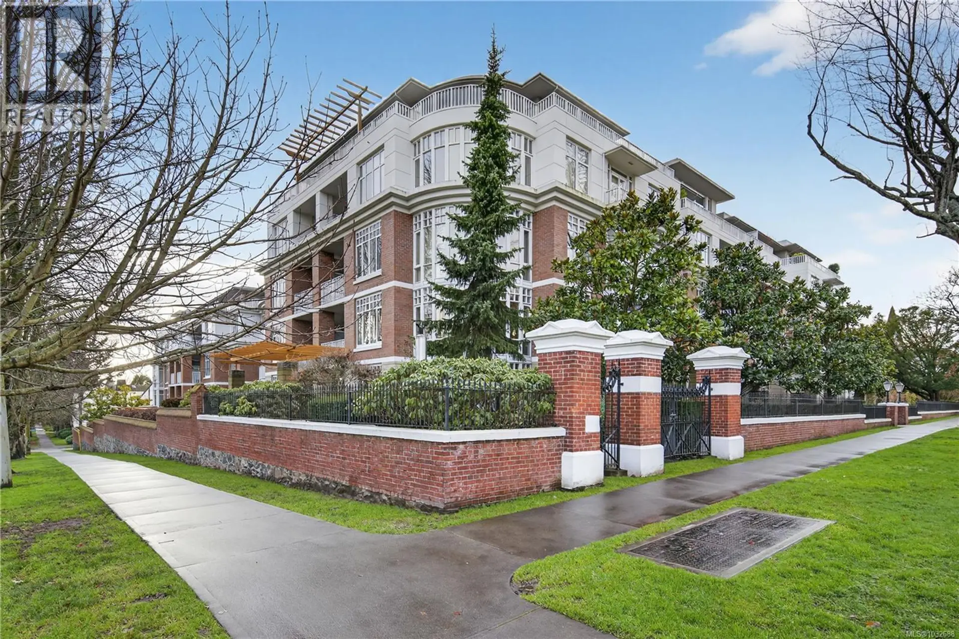 Property at #415 999 Burdett Ave, Victoria, BC