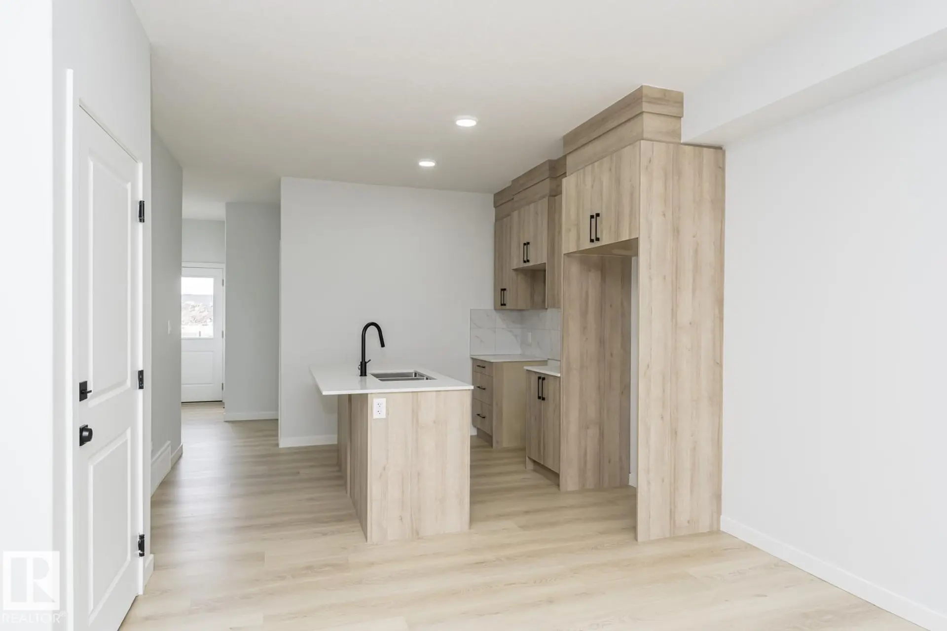 6371 KING WD SW - Image 4