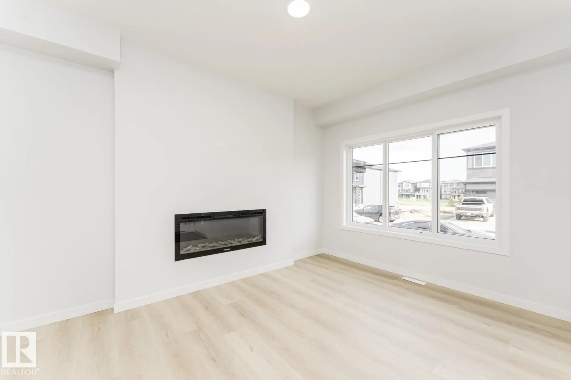 6371 KING WD SW - Image 3