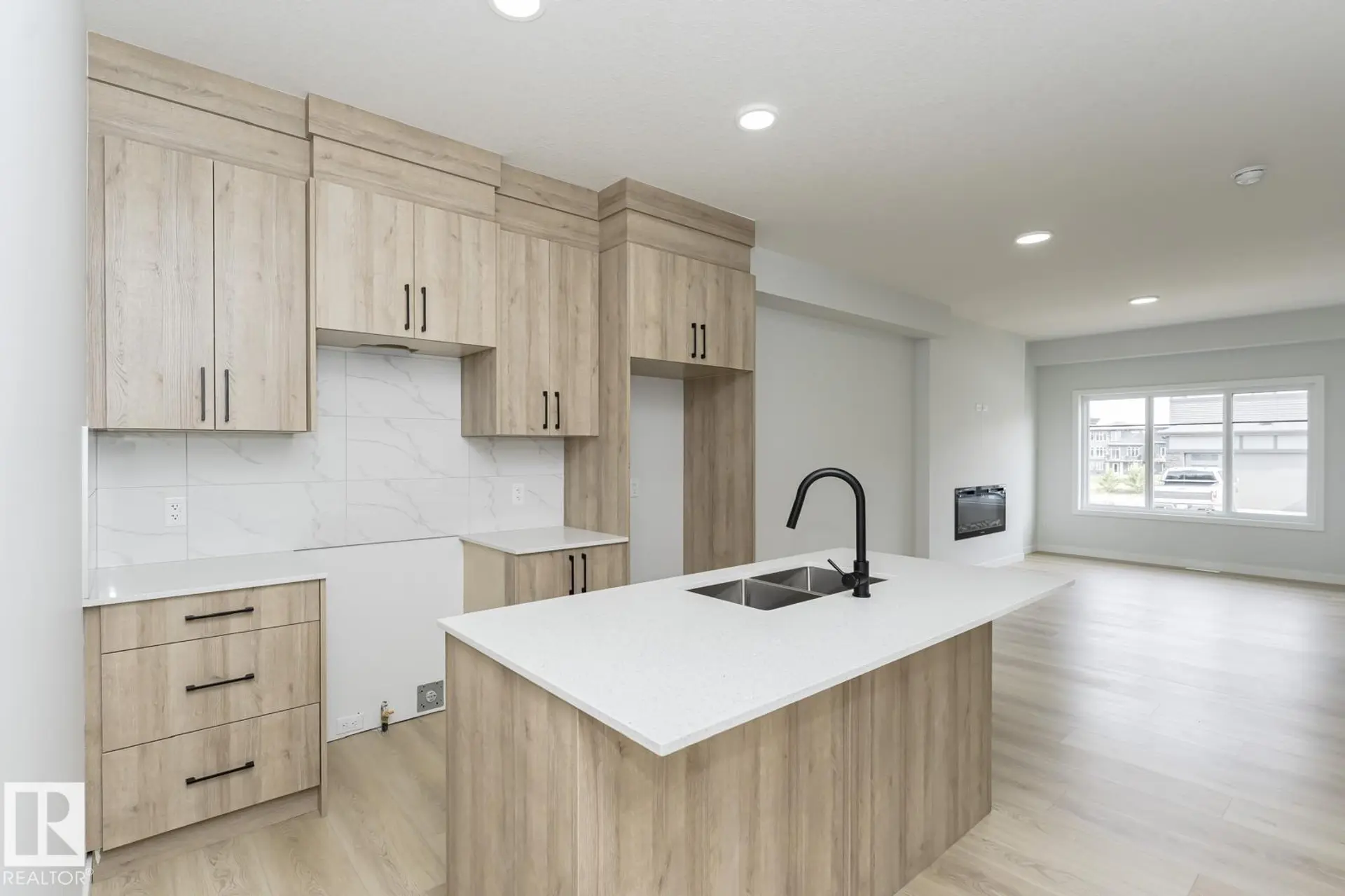 6371 KING WD SW - Image 5