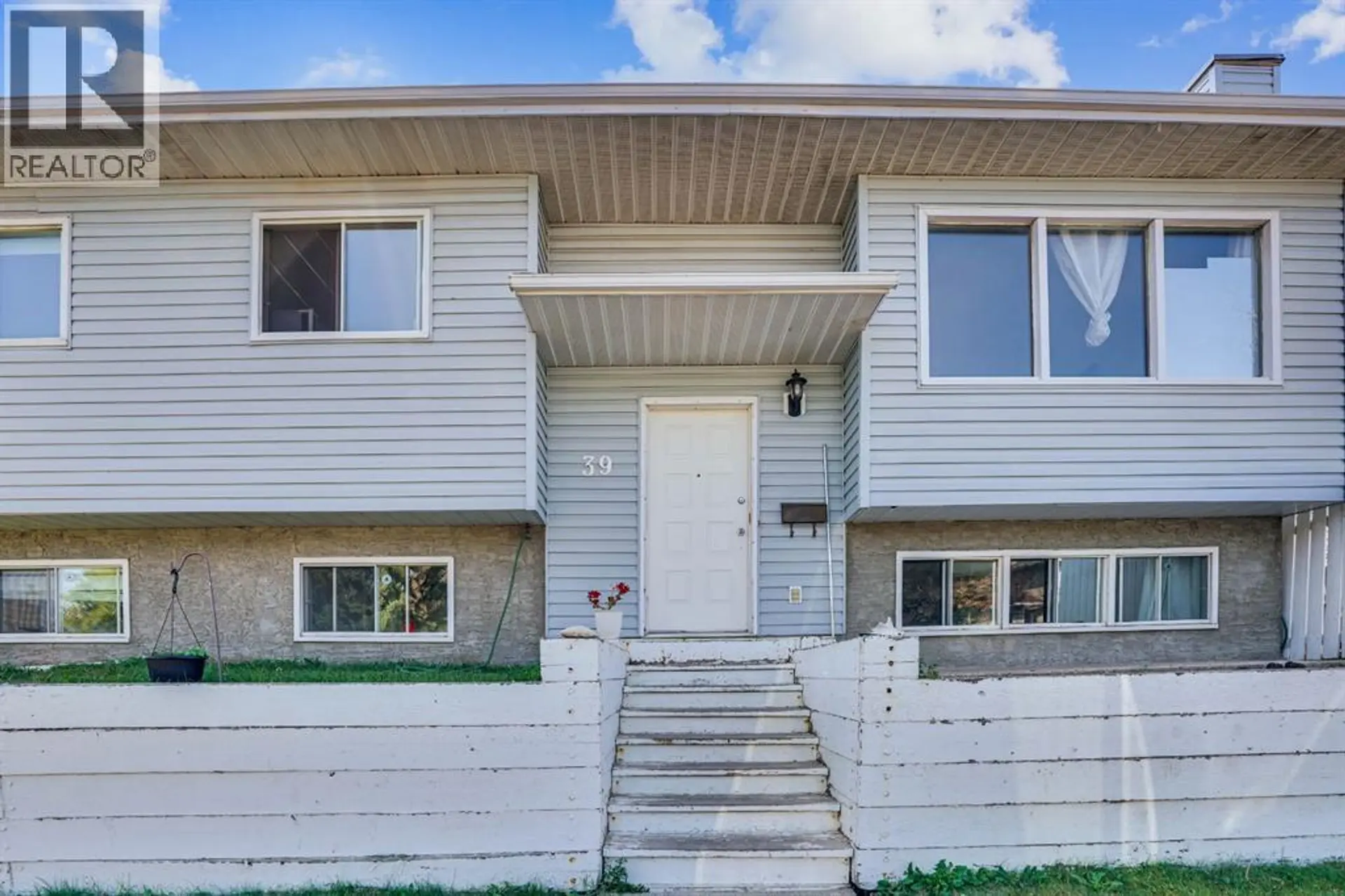 39 VENTURA ROAD NE - Image 1