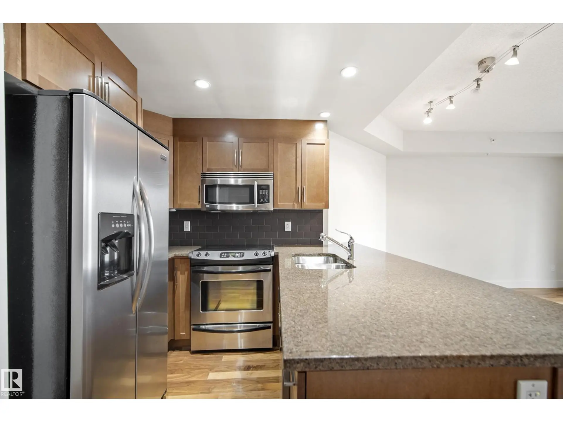 #401 11933 JASPER AV NW - Image 4