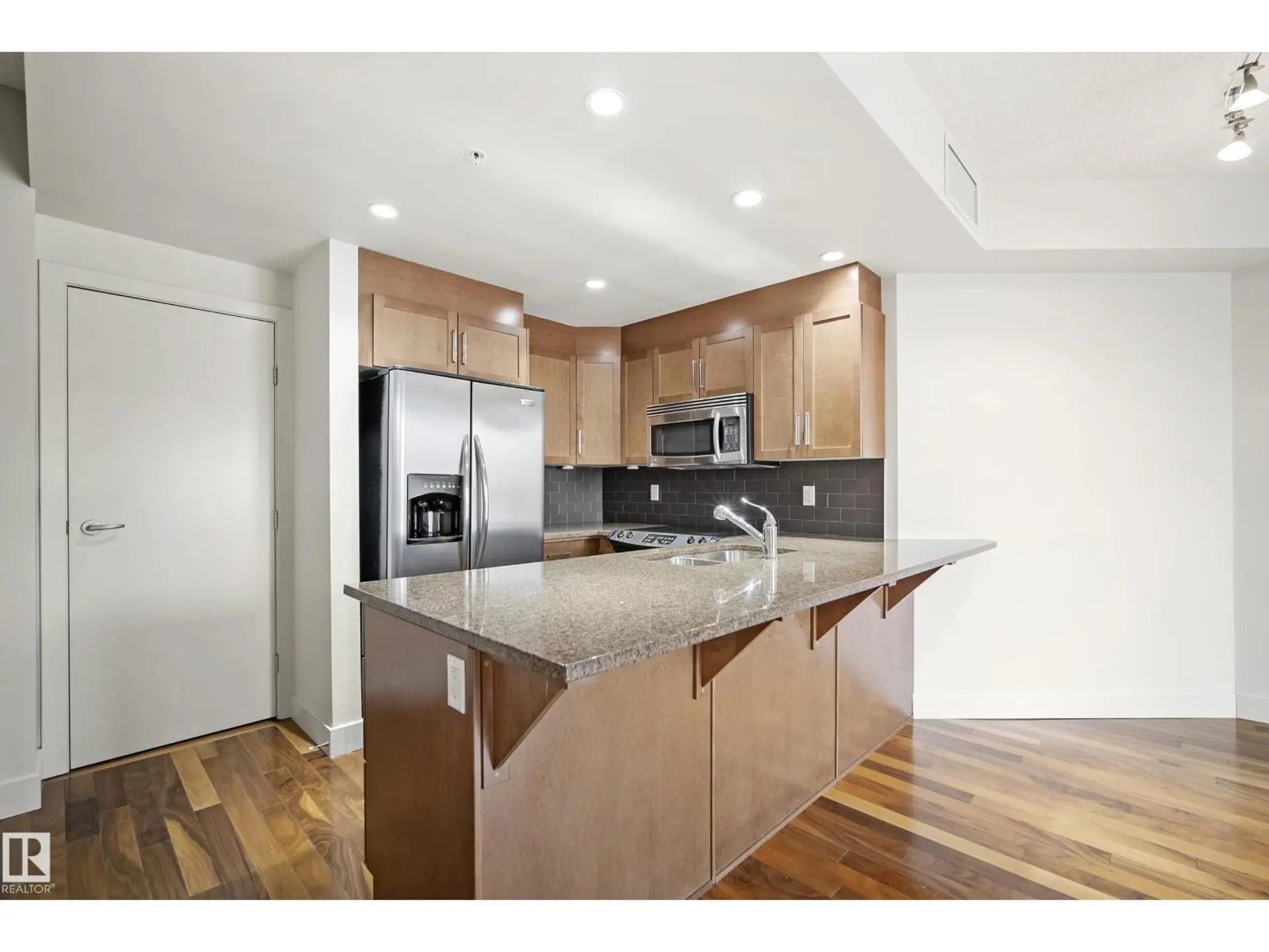 #401 11933 JASPER AV NW - Image 3