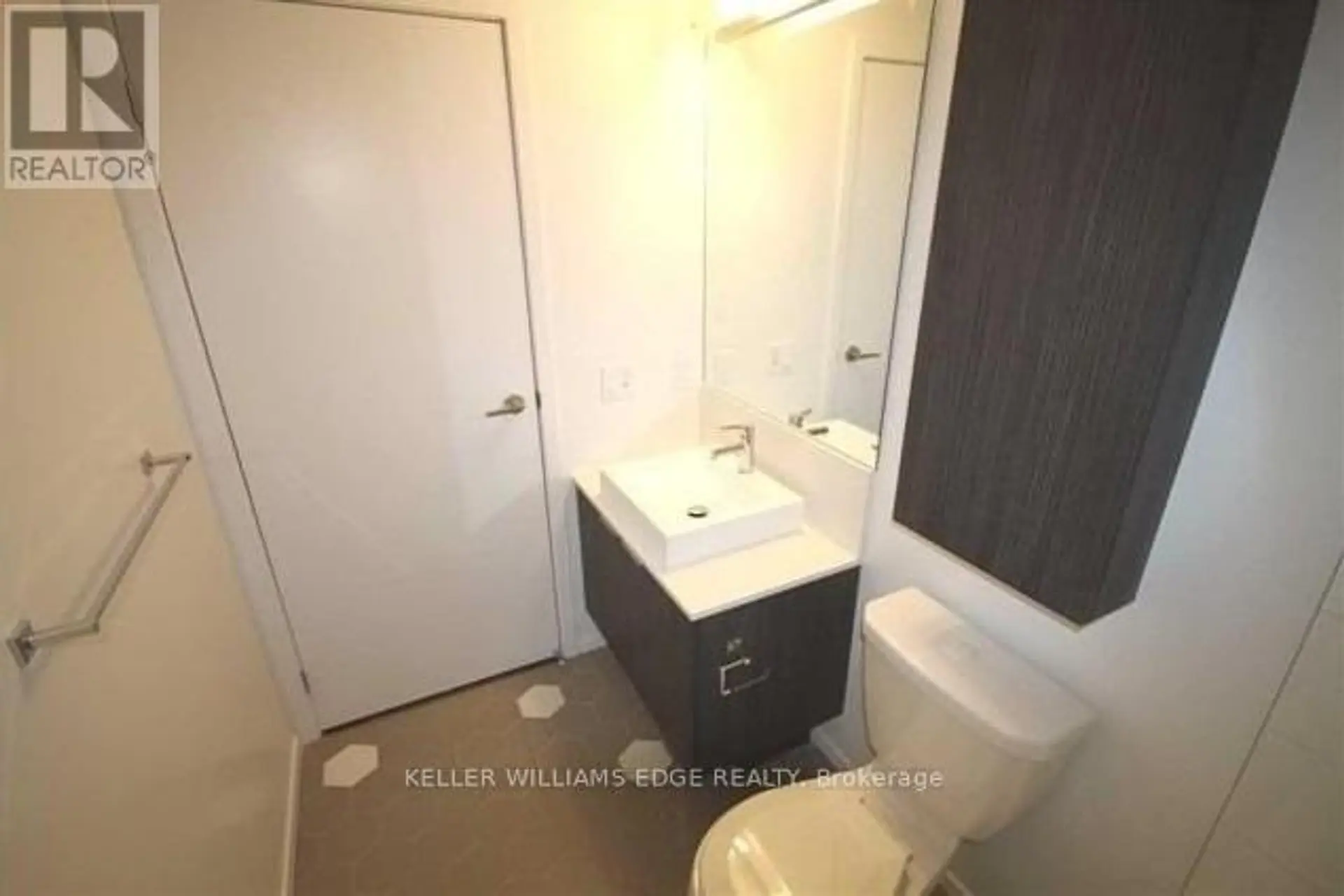 #1009 68 SHUTER STREET - Image 8