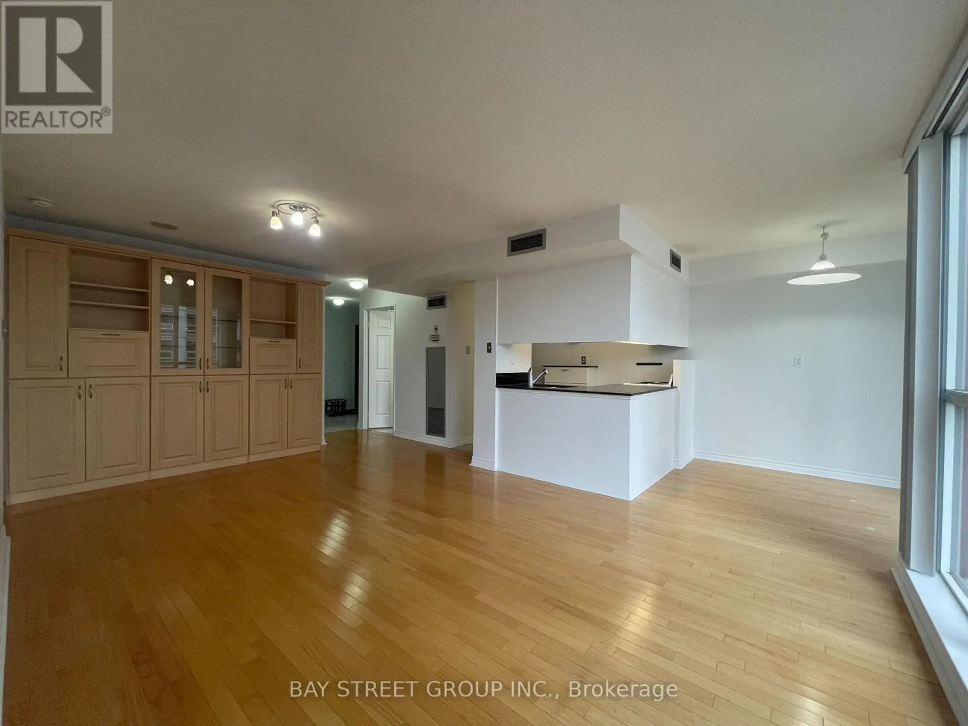 #1910 736 BAY STREET - Image 5