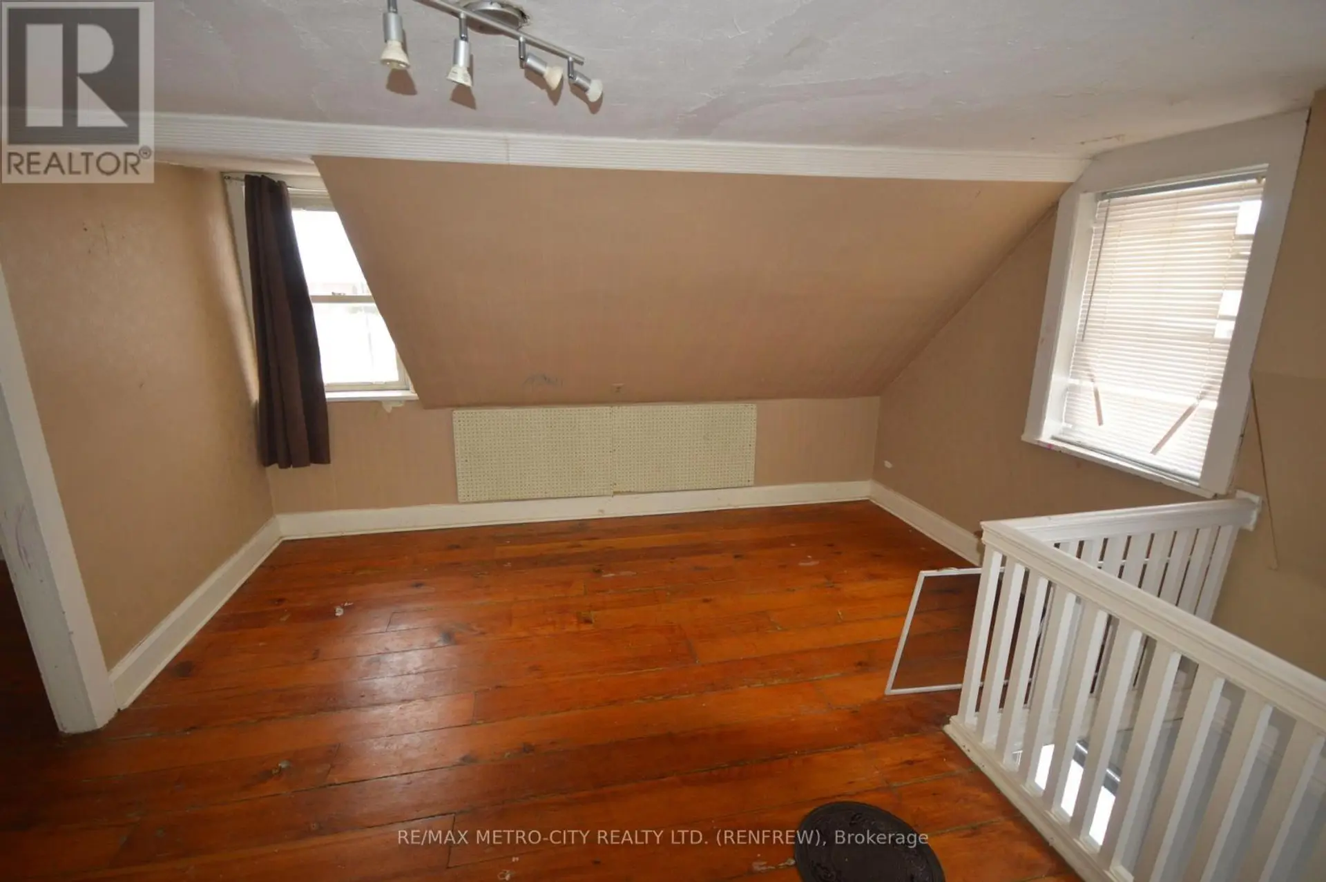 235 RENFREW AVENUE W - Image 10