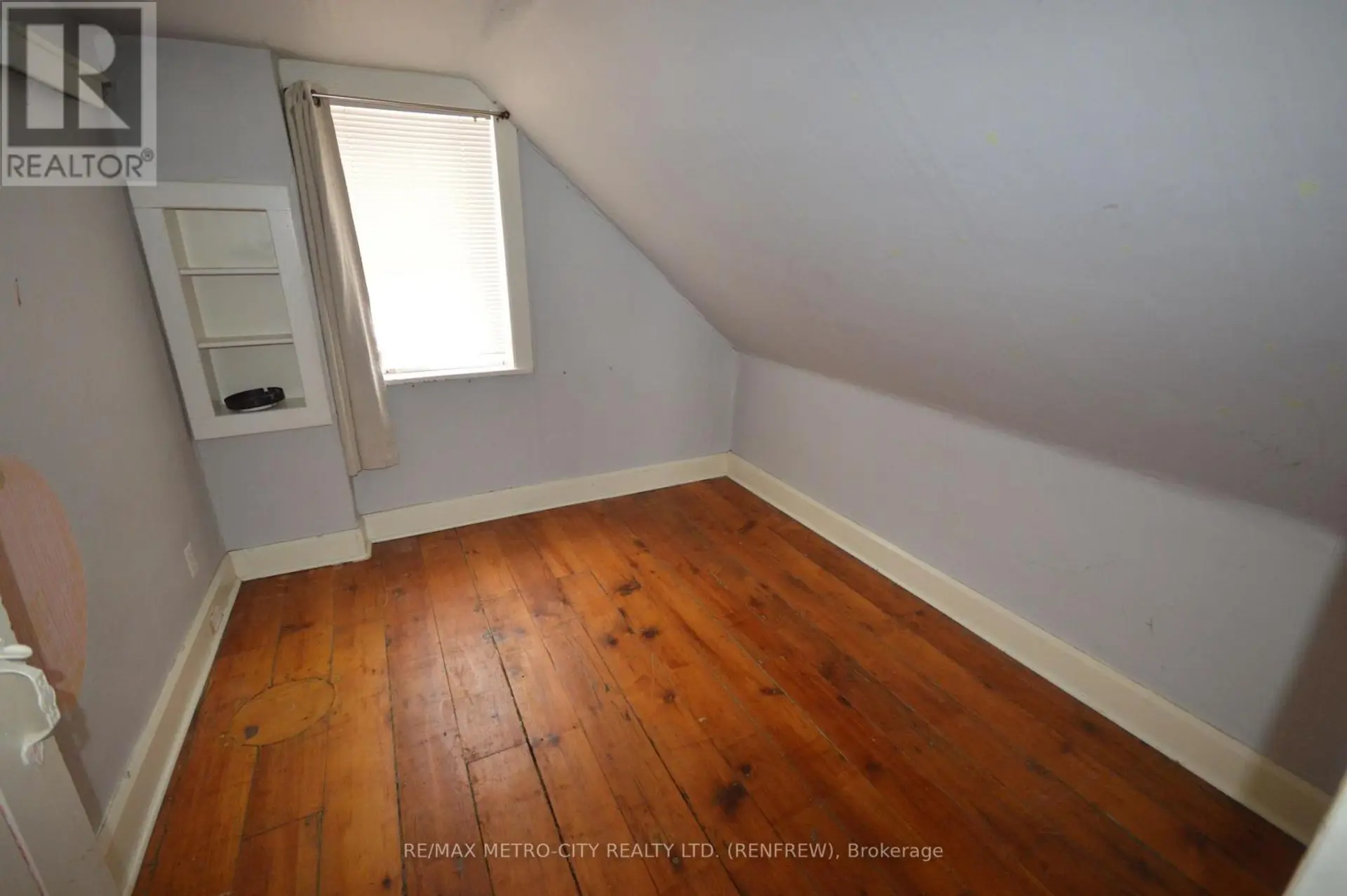 235 RENFREW AVENUE W - Image 12