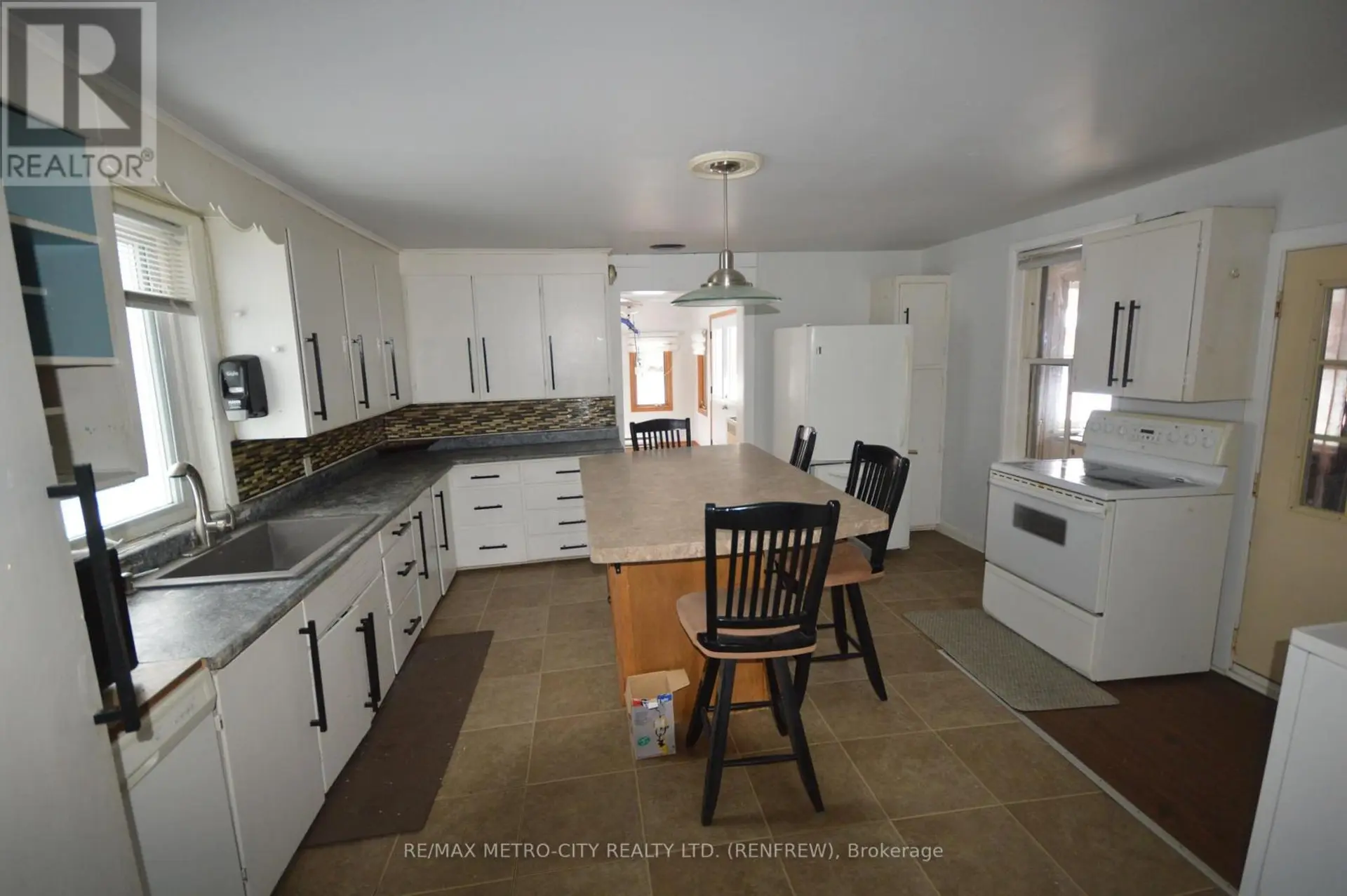 235 RENFREW AVENUE W - Image 5