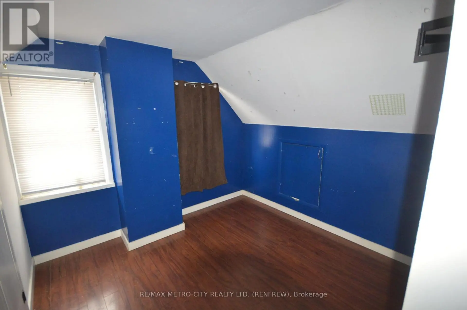 235 RENFREW AVENUE W - Image 8