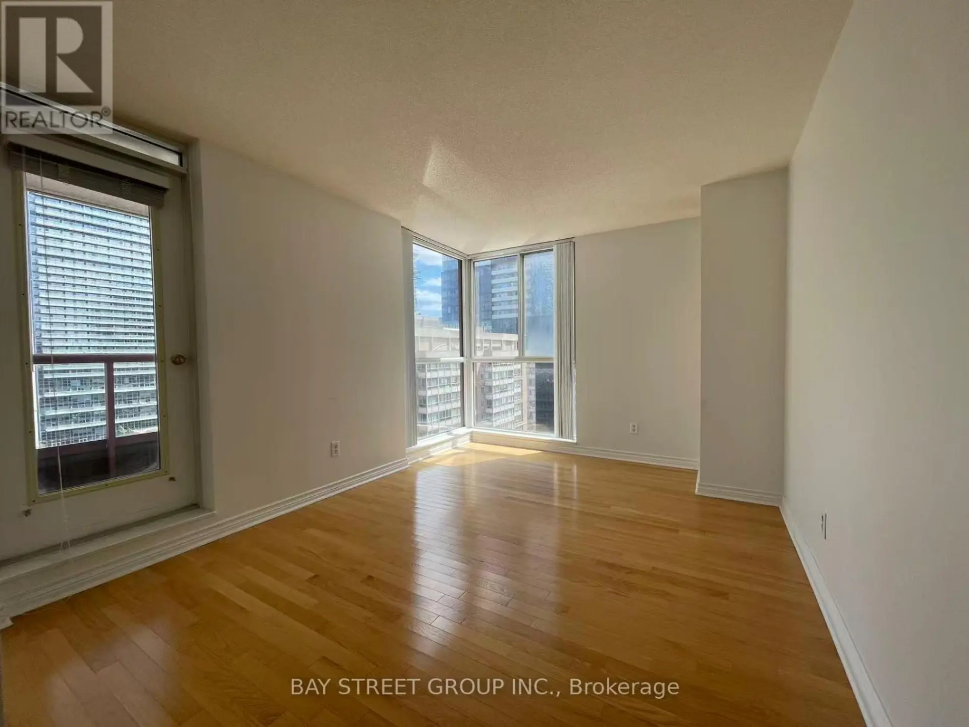 #1910 736 BAY STREET - Image 10
