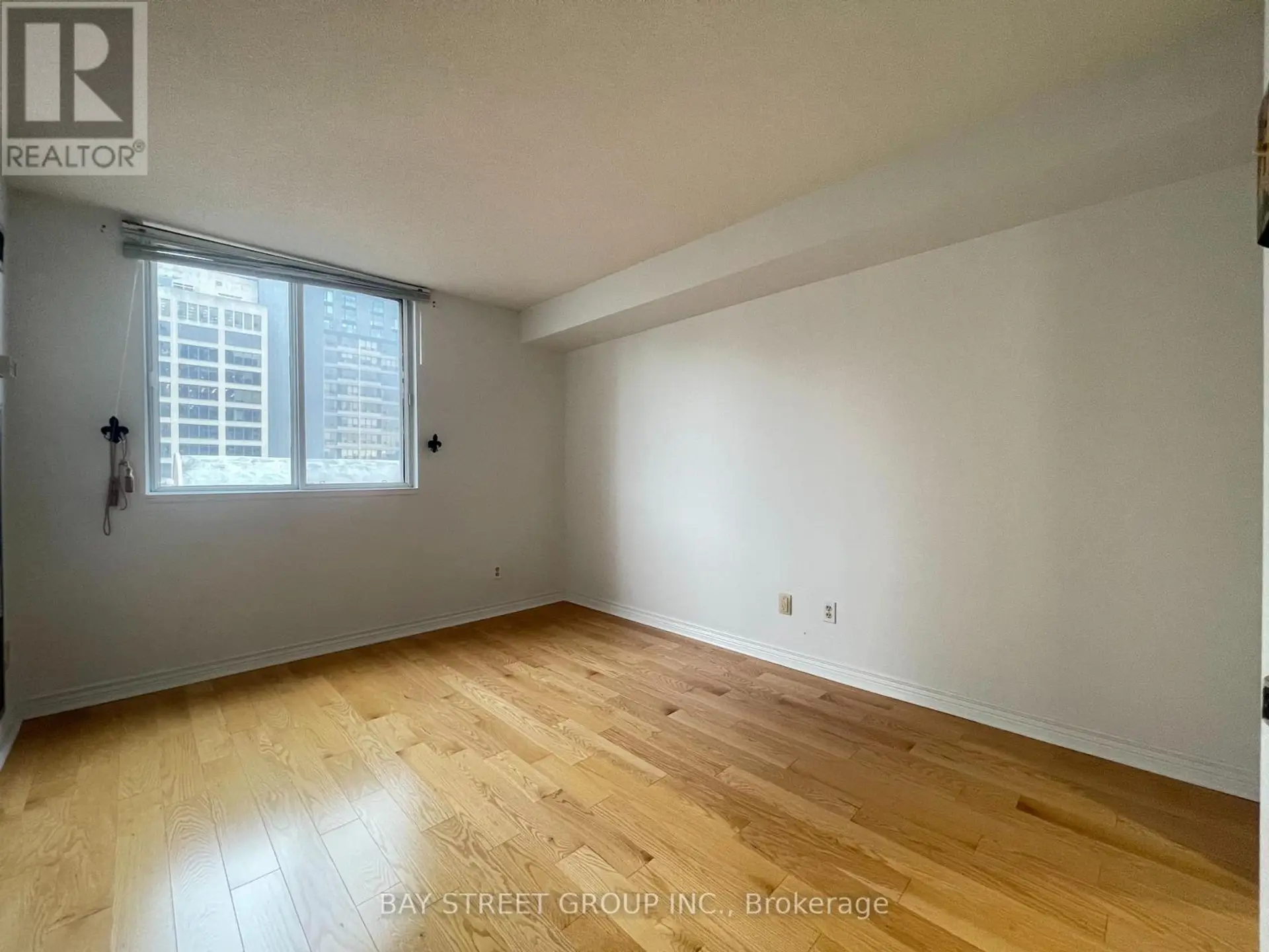 #1910 736 BAY STREET - Image 11