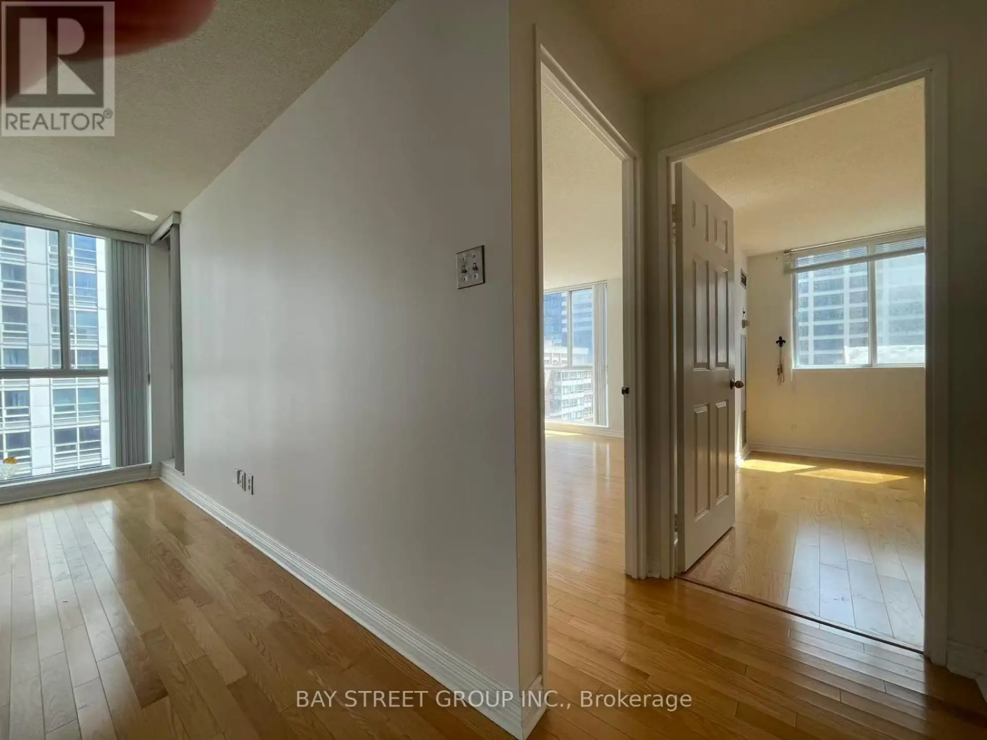 #1910 736 BAY STREET - Image 8