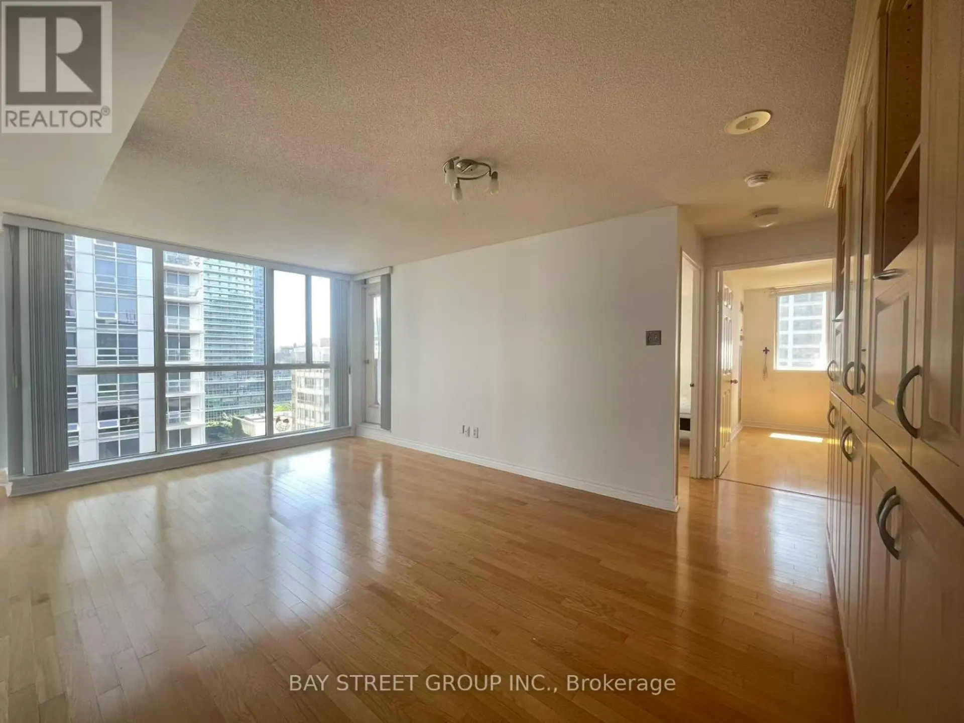 #1910 736 BAY STREET - Image 7
