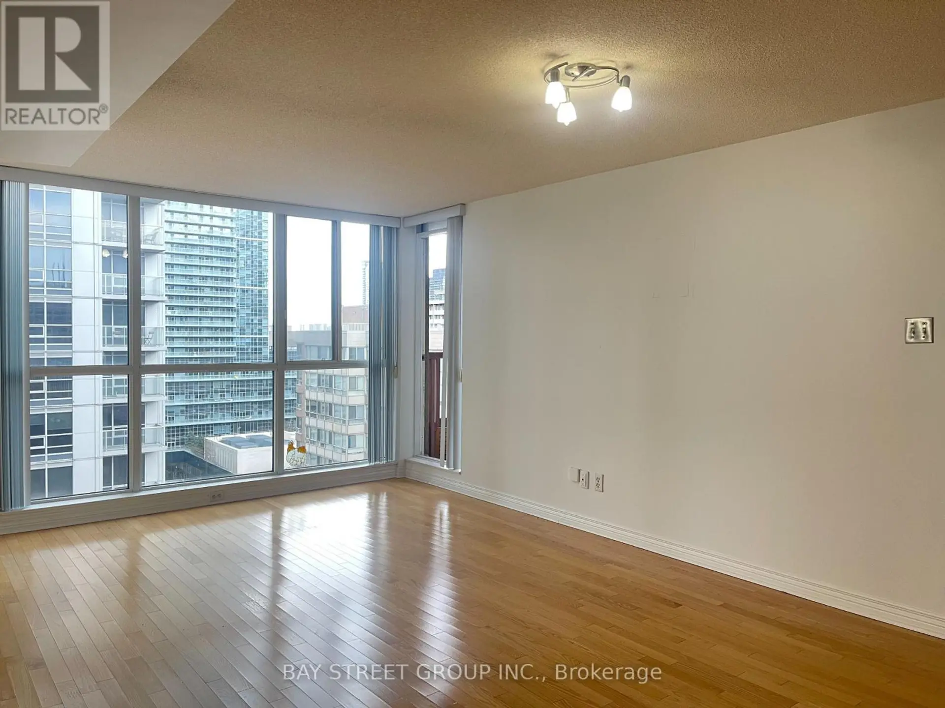 #1910 736 BAY STREET - Image 6