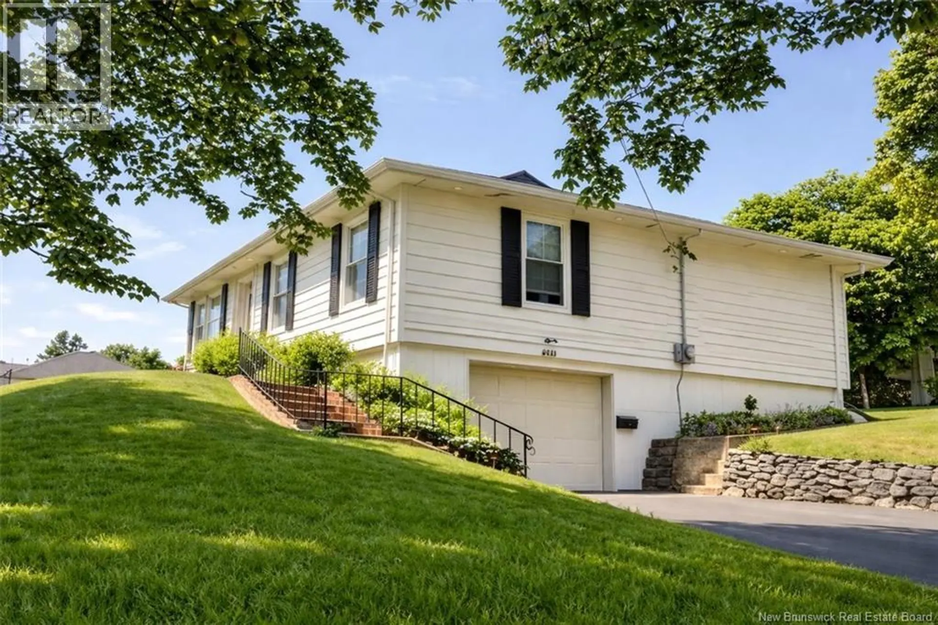 400 Clearview Row - Image 1