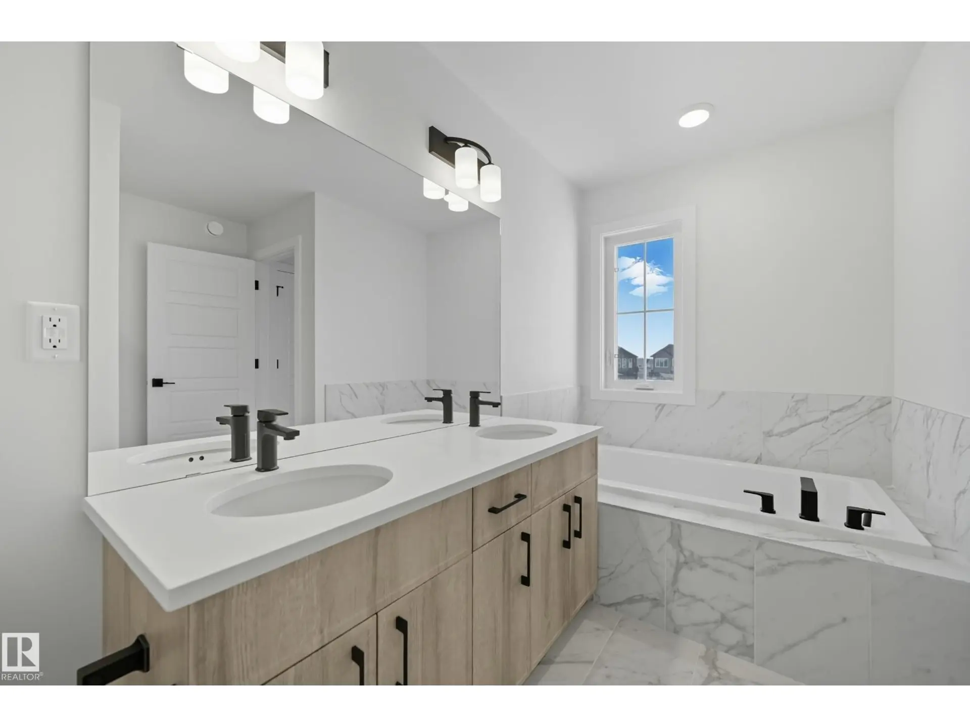8909 223A ST NW - Image 12
